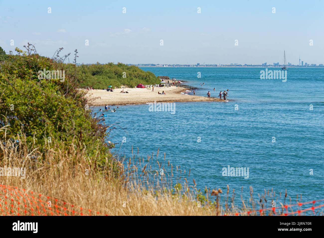 Massen am Strand im Lepe Country Park an einem heißen und sonnigen Sommertag, Hampshire England UK Stockfoto