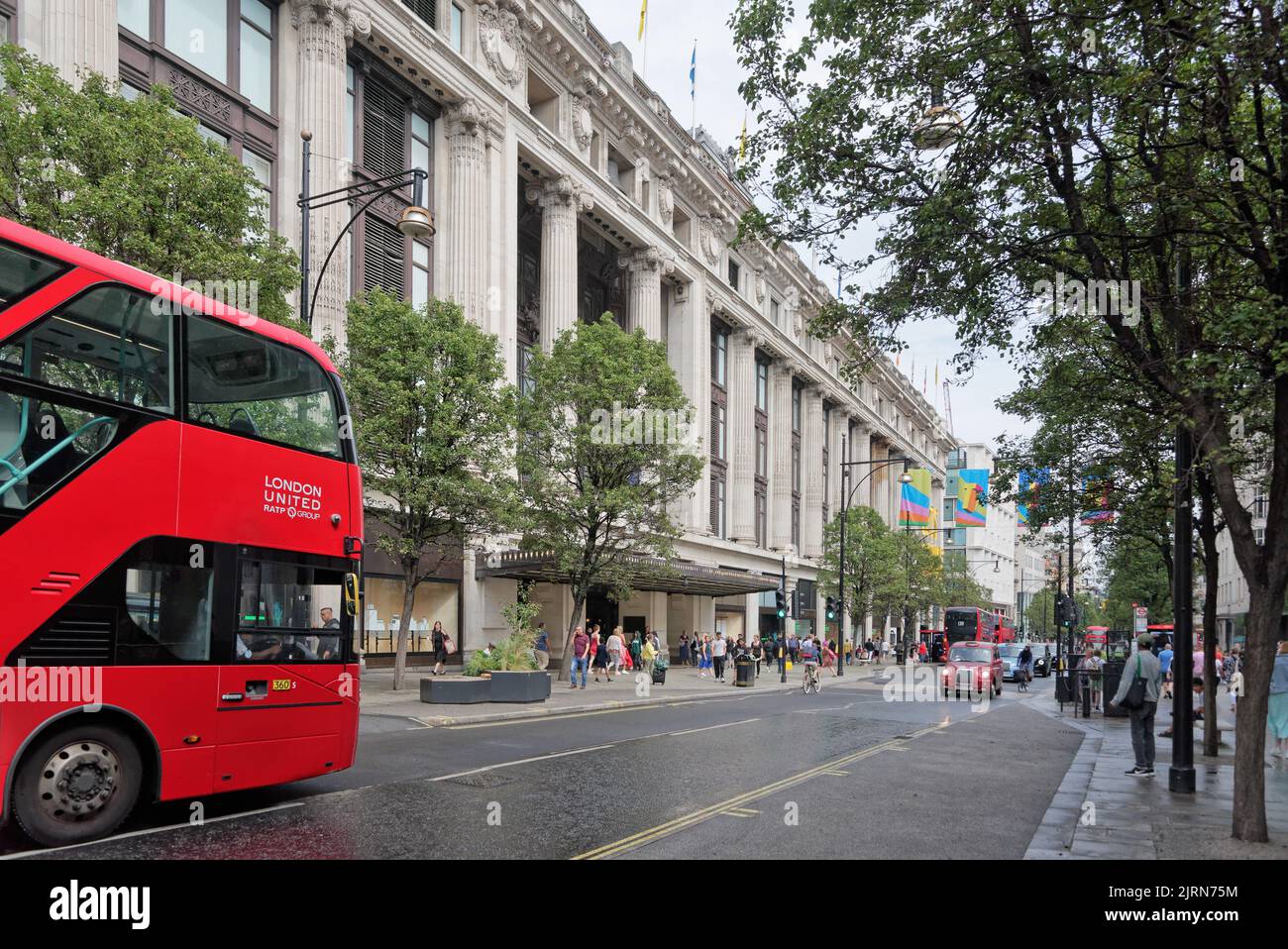 Die vordere façade des Kaufhauses Selfridges am Sommertag, Oxford Street, West End von London England Stockfoto