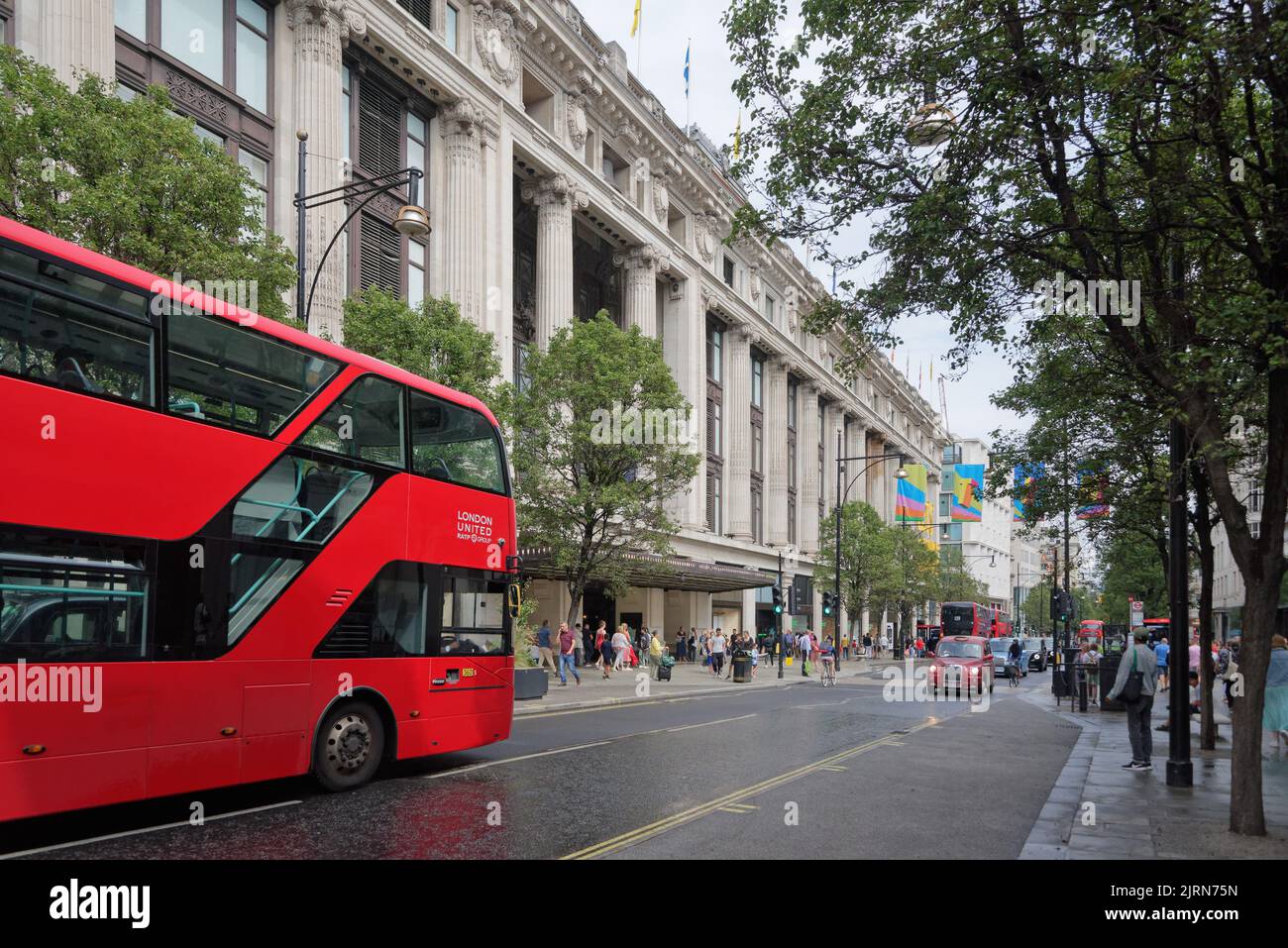 Die vordere façade des Kaufhauses Selfridges am Sommertag, Oxford Street, West End von London England Stockfoto