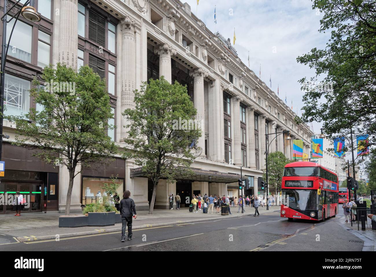 Die vordere façade des Kaufhauses Selfridges am Sommertag, Oxford Street, West End von London England Stockfoto