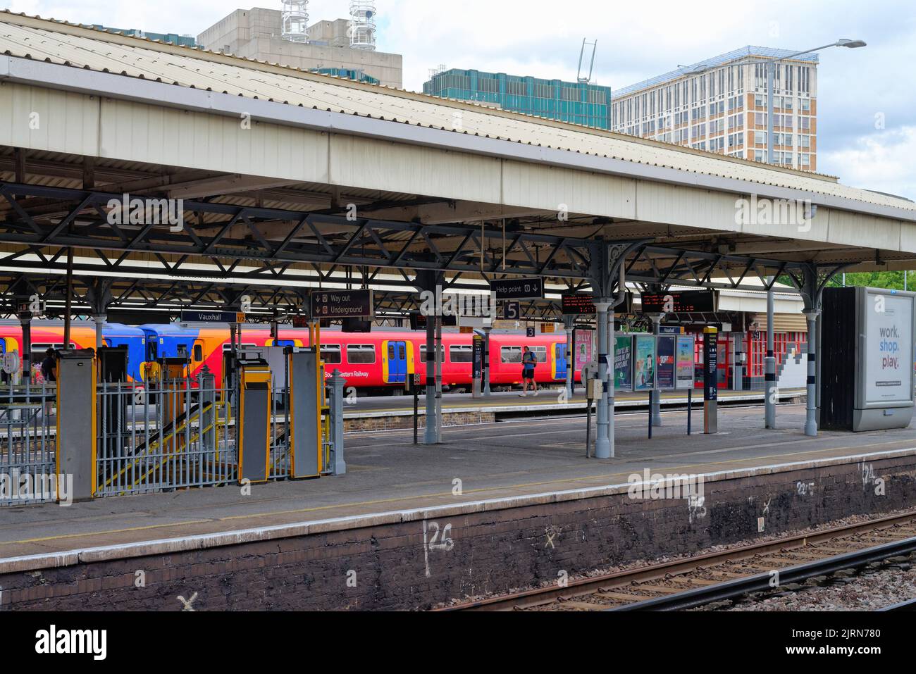 Vauxhall Hauptbahnhof mit einem Zug der South Western Railway wartet auf die Abfahrt, London England Stockfoto