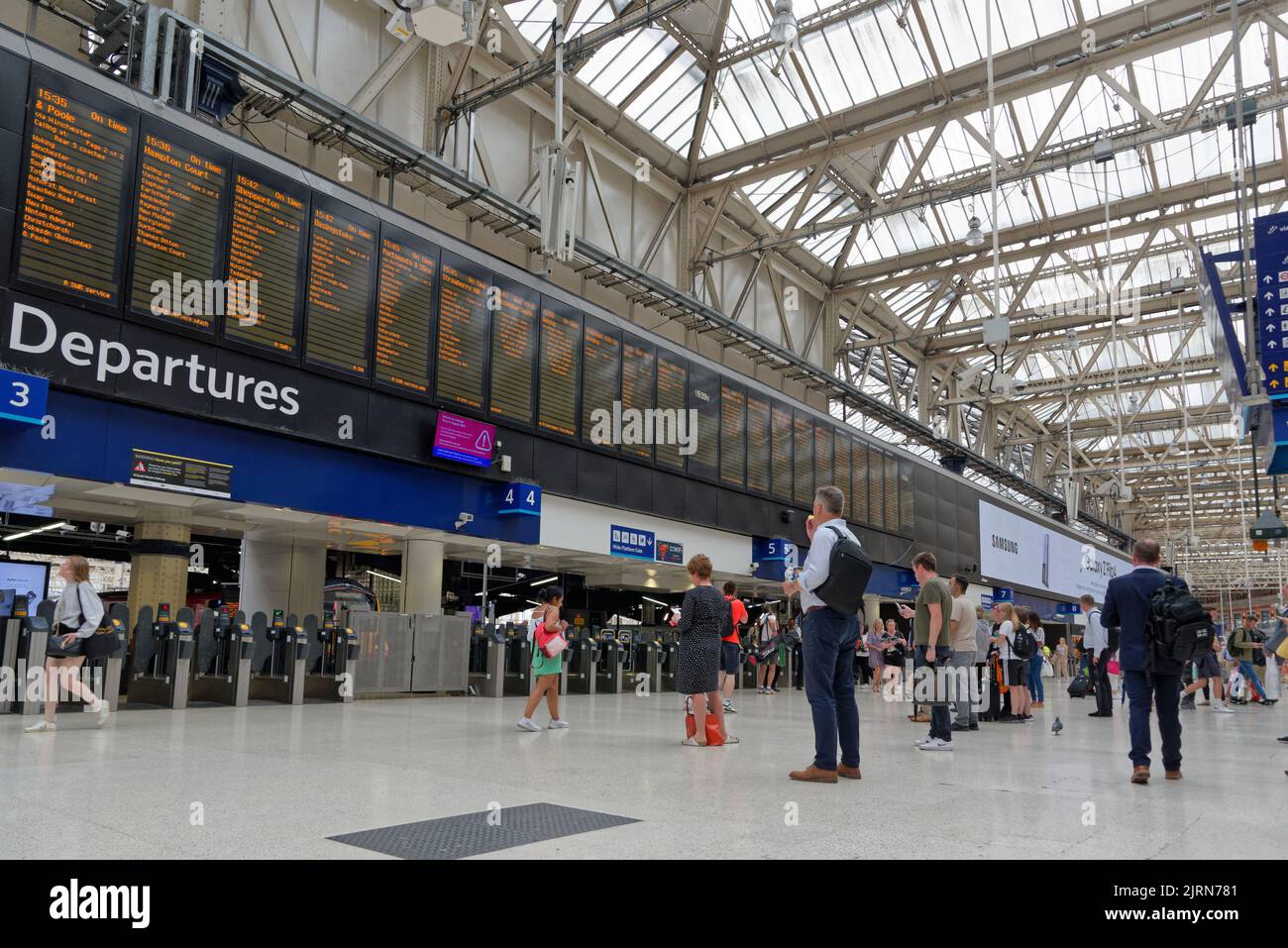 Blick aus der Nähe der Hauptbahnstation der Waterloo-Linie mit wartenden Passagieren auf das Abflugbrett, London England, Großbritannien Stockfoto