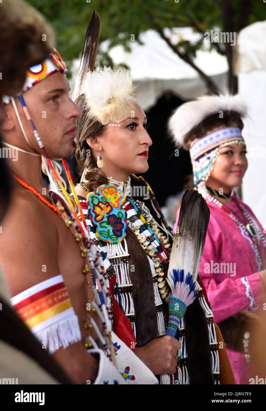 Ein indianisches Paar wartet darauf, am Native Clothing Contest auf dem Santa Fe Indian Market in New Mexico teilzunehmen (siehe zusätzliche Informationen). Stockfoto