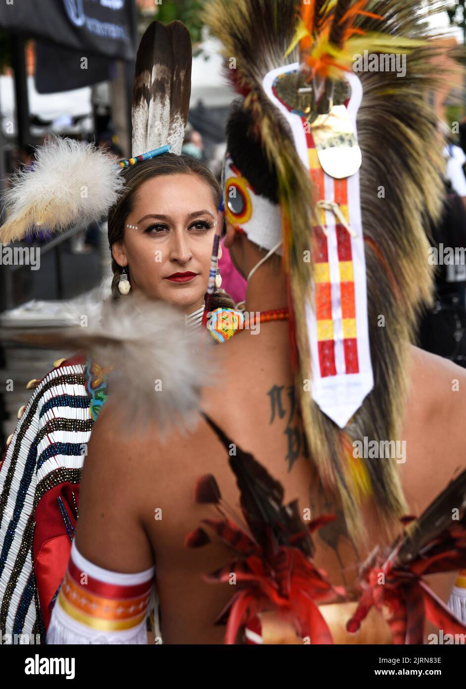 Bree Black Horse steht mit Derek Red Arrow Frank beim Native American Clothing Contest auf dem Indianermarkt von Santa Fe, New Mexico (siehe weitere Informationen) Stockfoto