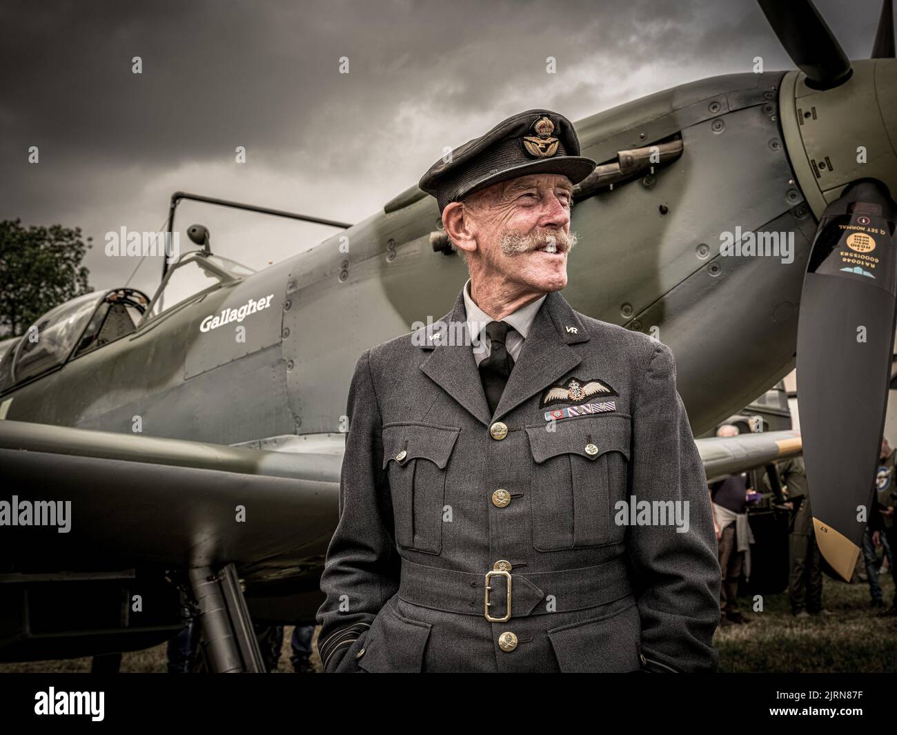 Ein fliegender Offizier aus dem Jahr WW2 vor Supermarine spitfire aus der Schlacht von Großbritannien Stockfoto