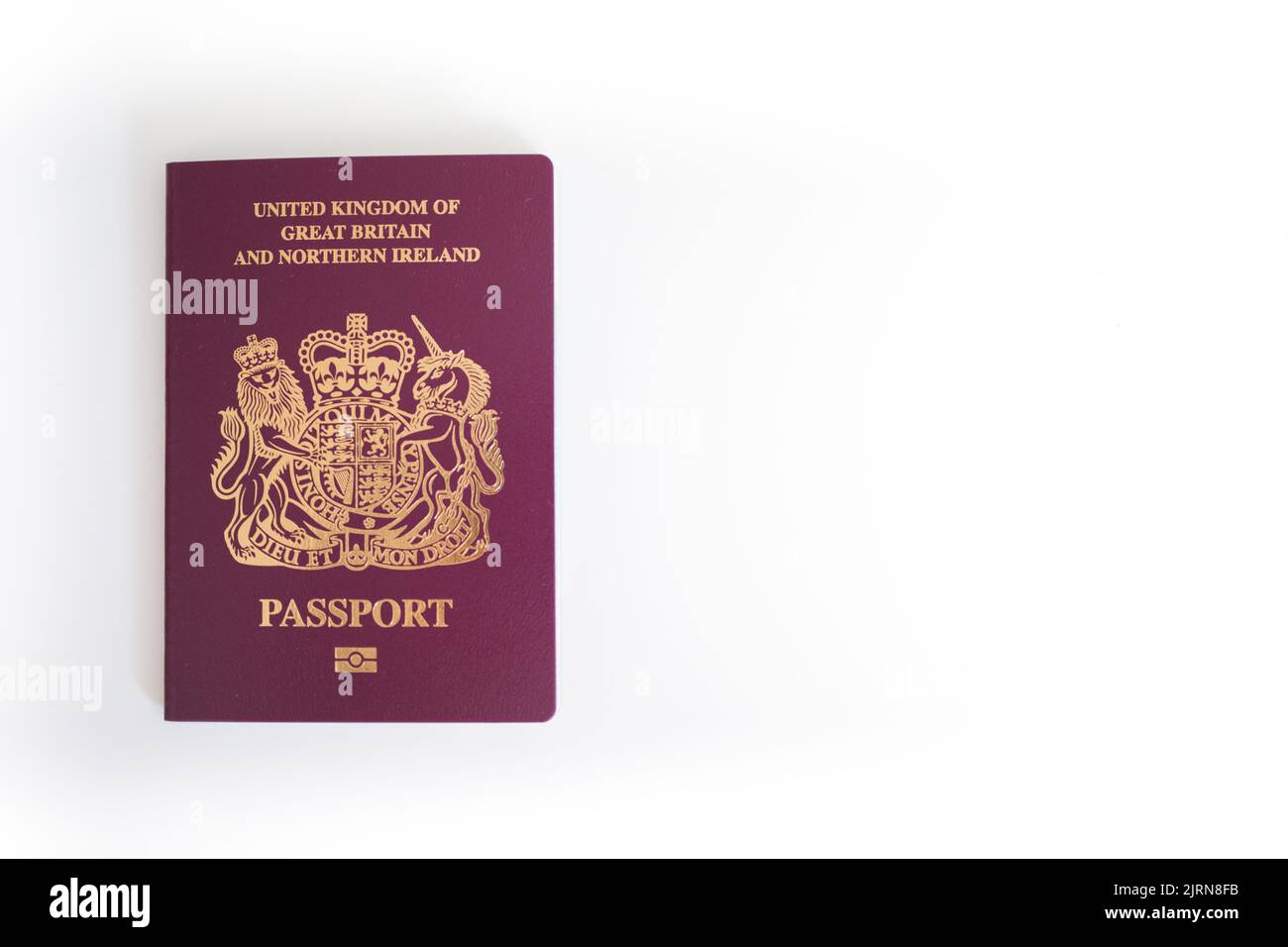 Nahaufnahme eines Passes des Vereinigten Königreichs von Großbritannien und Nordirland auf weißem Hintergrund isoliert Stockfoto