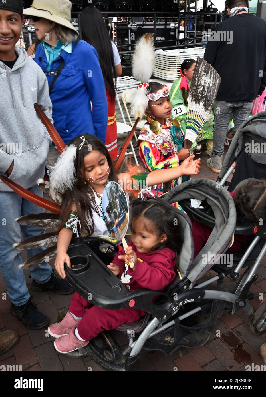 Indianische Kinder bereiten sich auf den jährlichen Santa Fe Indian Market in Santa Fe, New Mexico, auf den Native American Clothing Contest vor. Stockfoto