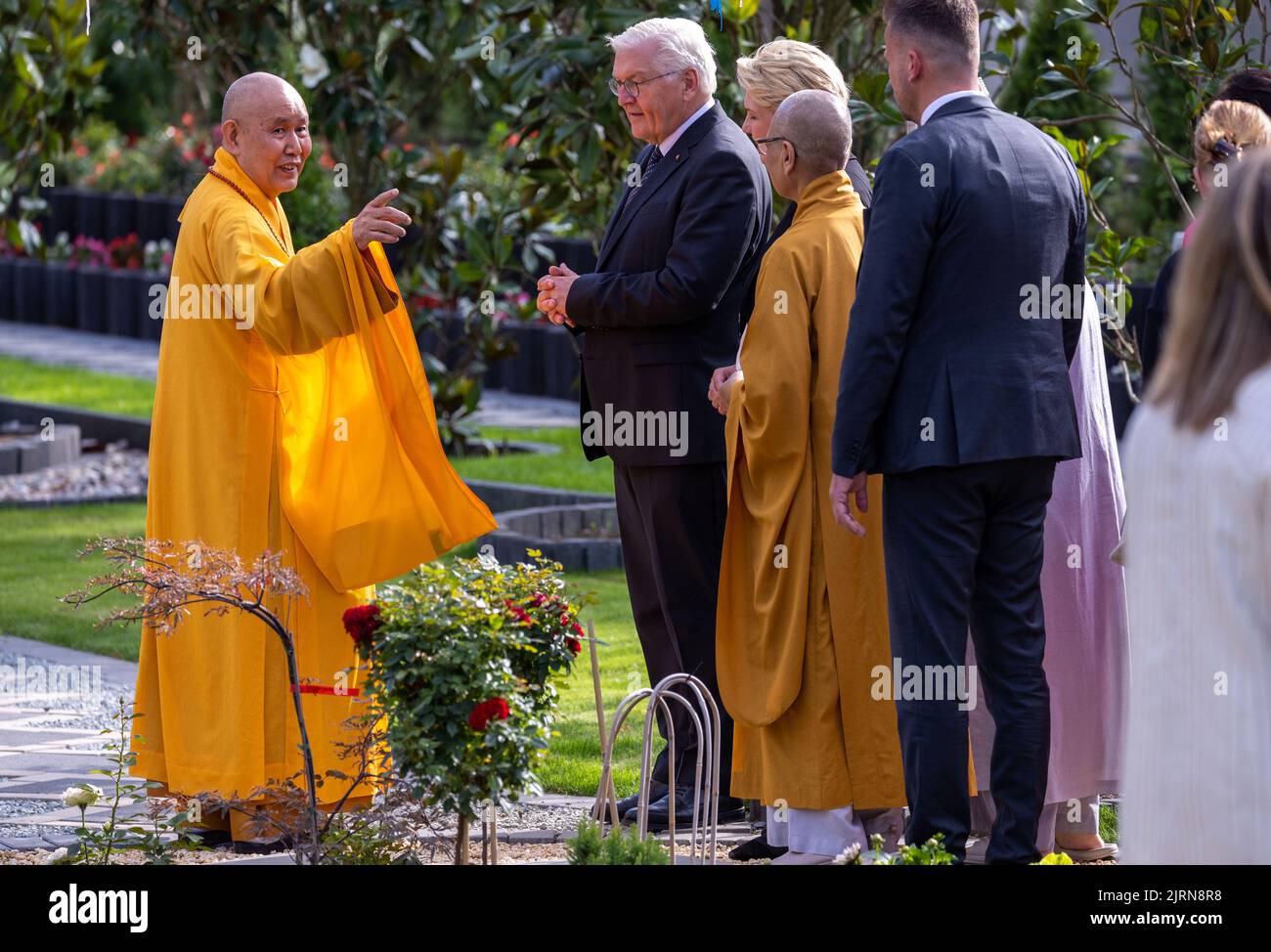 Rostock, Deutschland. 25. August 2022. Bundespräsident FrankWalter Steinmeier (M) besucht einen