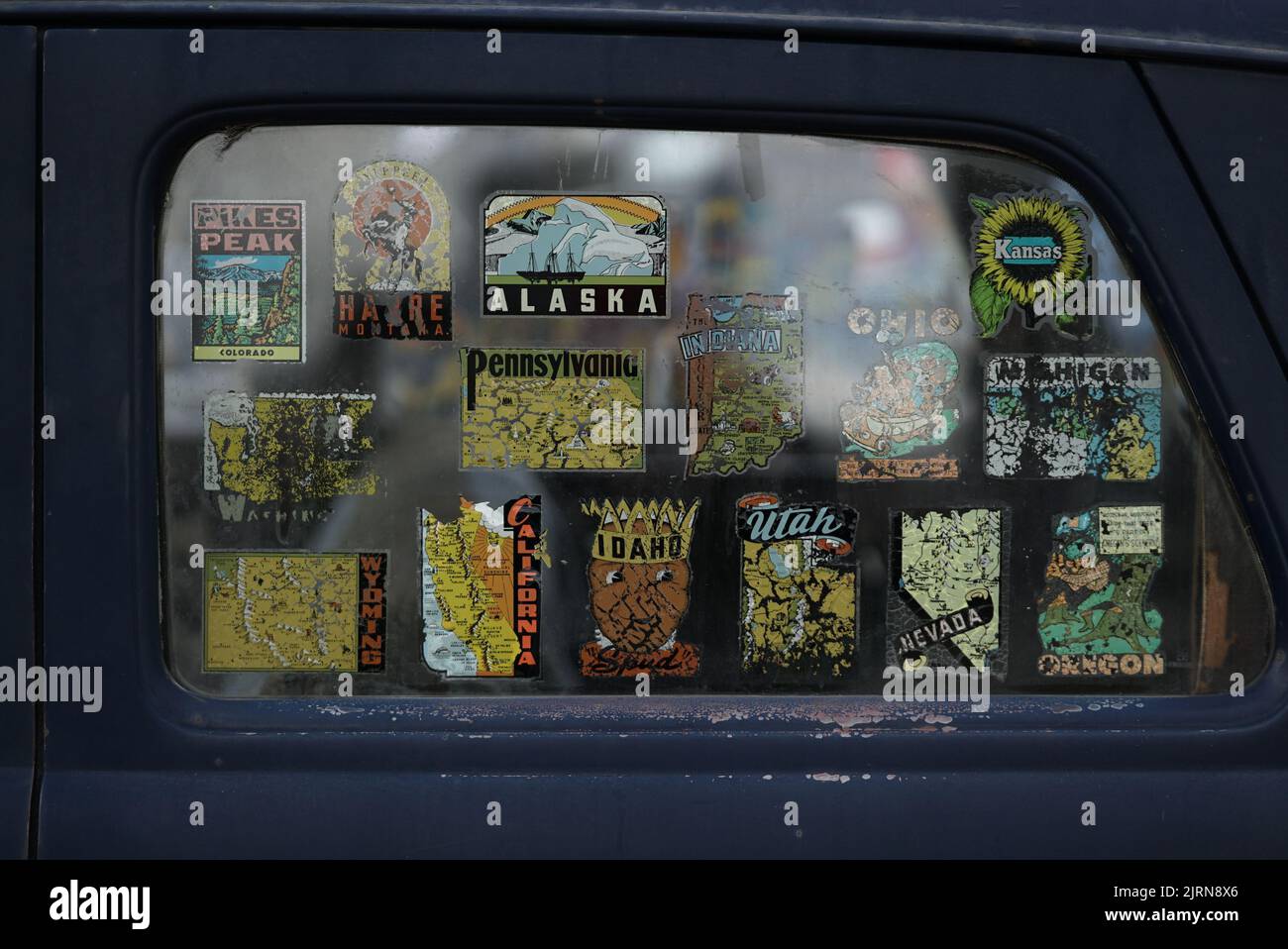 Ein Satz verwitterter Aufkleber für Urlaubsziele auf einem Oldtimer Stockfoto