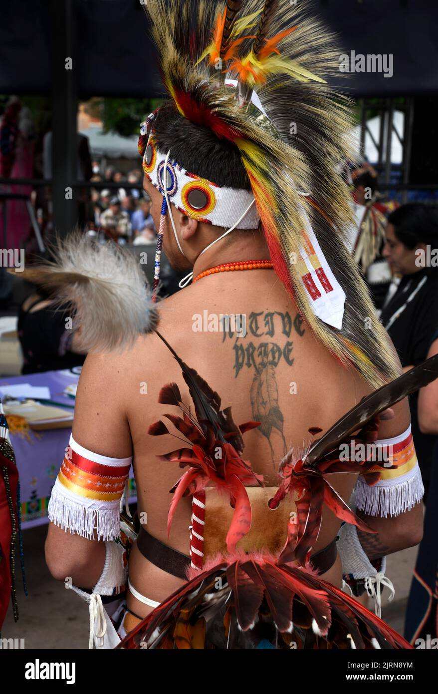 Derek Red Arrow Frank bereitet sich darauf vor, am Native American Clothing Contest auf dem Santa Fe Indian Market in New Mexico teilzunehmen (siehe zusätzliche Informationen). Stockfoto