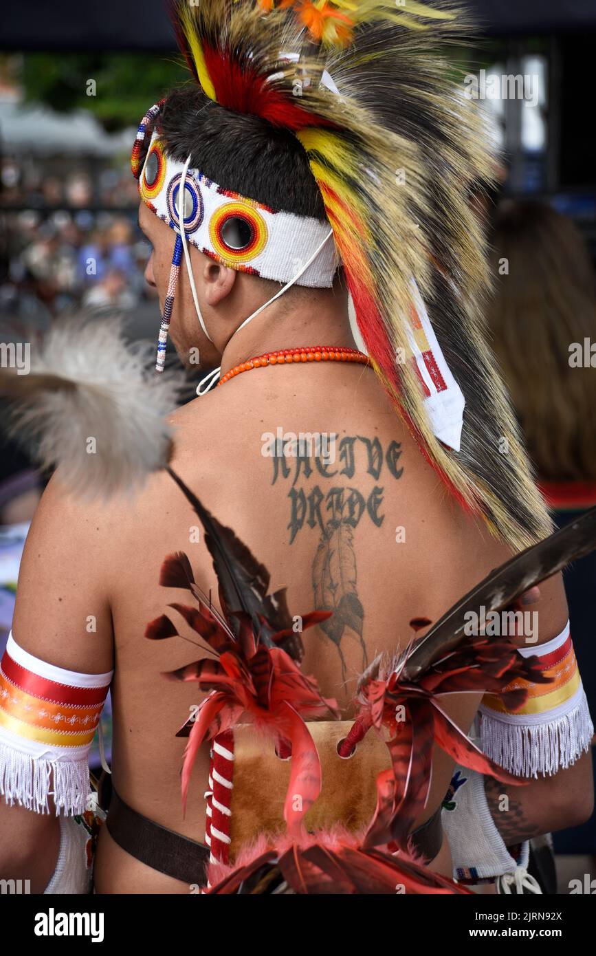 Derek Red Arrow Frank bereitet sich darauf vor, am Native American Clothing Contest auf dem Santa Fe Indian Market in New Mexico teilzunehmen (siehe zusätzliche Informationen). Stockfoto