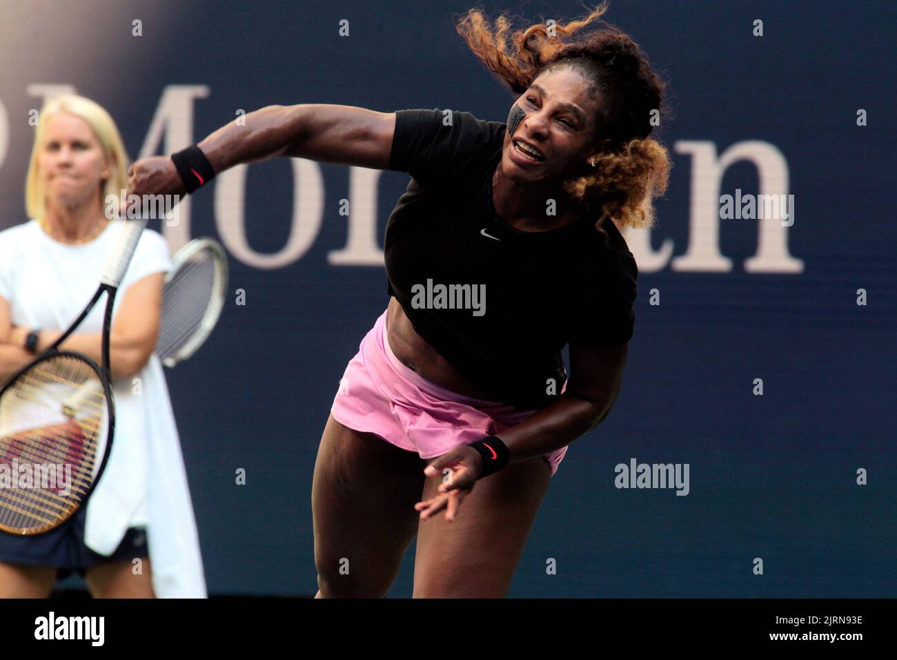 Flushing Meadows, New York, USA. 25. August 2022. Serena Williams übt heute für die U.S. Open im National Tennis Center in Flushing Meadows, New York. Das Turnier beginnt am kommenden Montag und Williams hat ihren bevorstehenden Ruhestand angekündigt. Quelle: Adam Stoltman/Alamy Live News Stockfoto