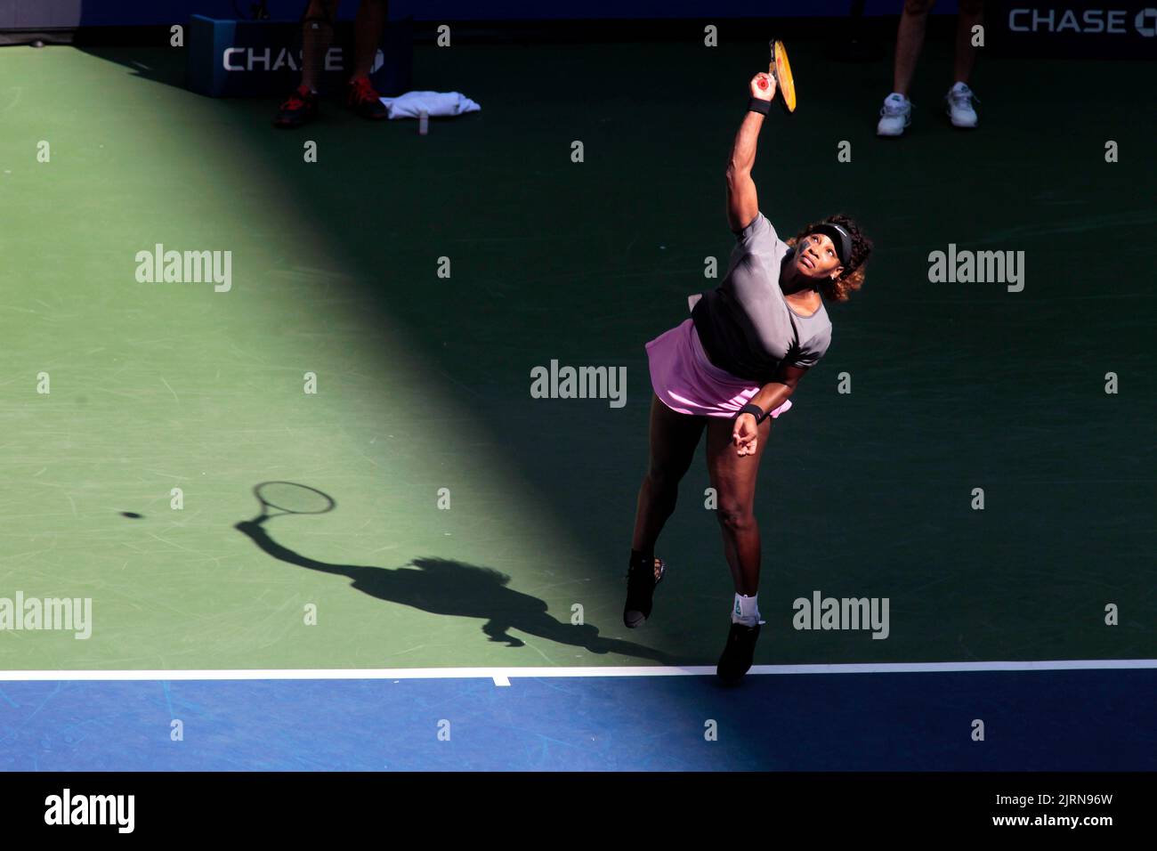 Flushing Meadows, New York, USA. 25. August 2022. Serena Williams übt heute für die U.S. Open im National Tennis Center in Flushing Meadows, New York. Das Turnier beginnt am kommenden Montag und Williams hat ihren bevorstehenden Ruhestand angekündigt. Quelle: Adam Stoltman/Alamy Live News Stockfoto