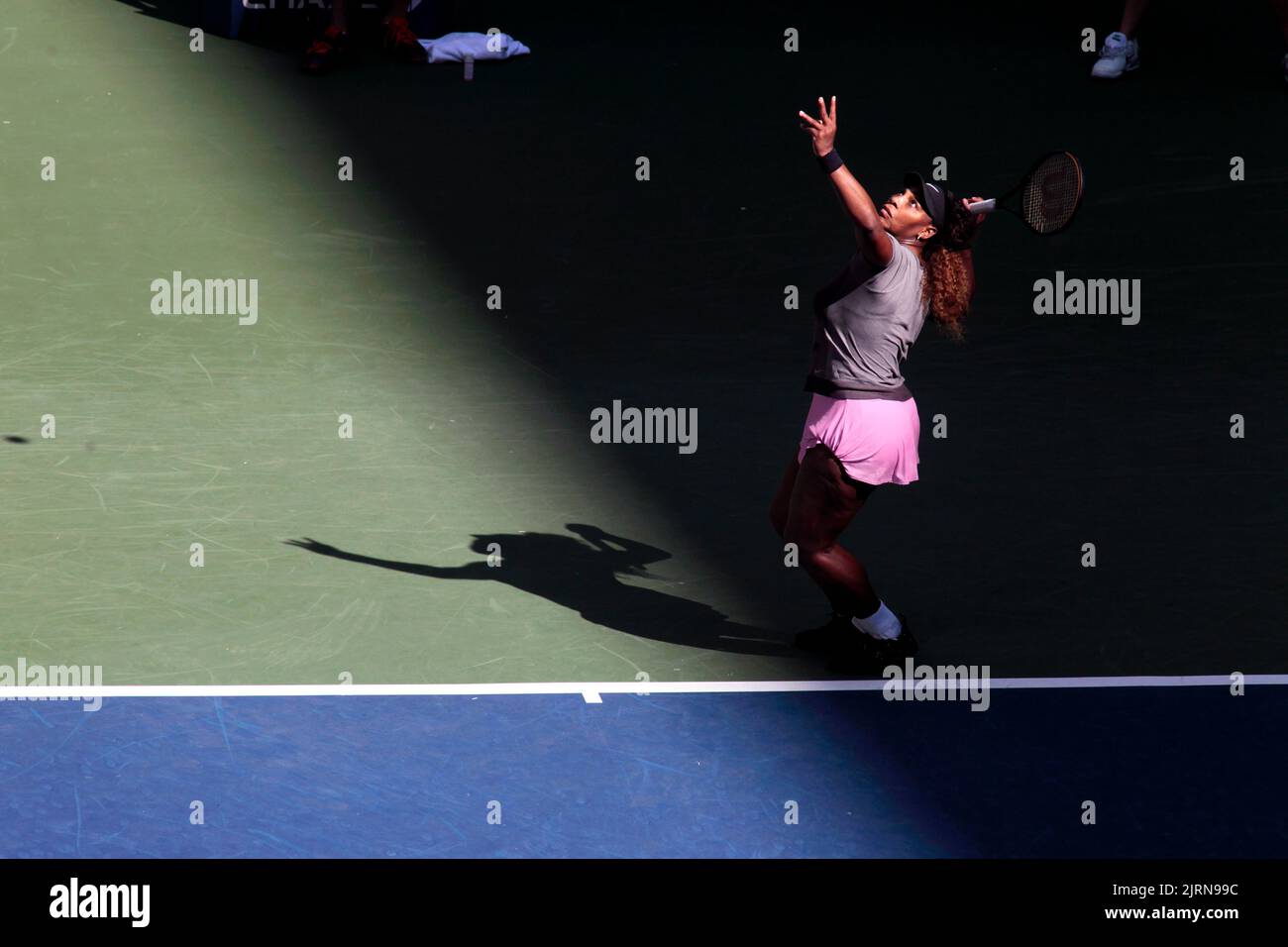 Flushing Meadows, New York, USA. 25. August 2022. Serena Williams übt heute für die U.S. Open im National Tennis Center in Flushing Meadows, New York. Das Turnier beginnt am kommenden Montag und Williams hat ihren bevorstehenden Ruhestand angekündigt. Quelle: Adam Stoltman/Alamy Live News Stockfoto