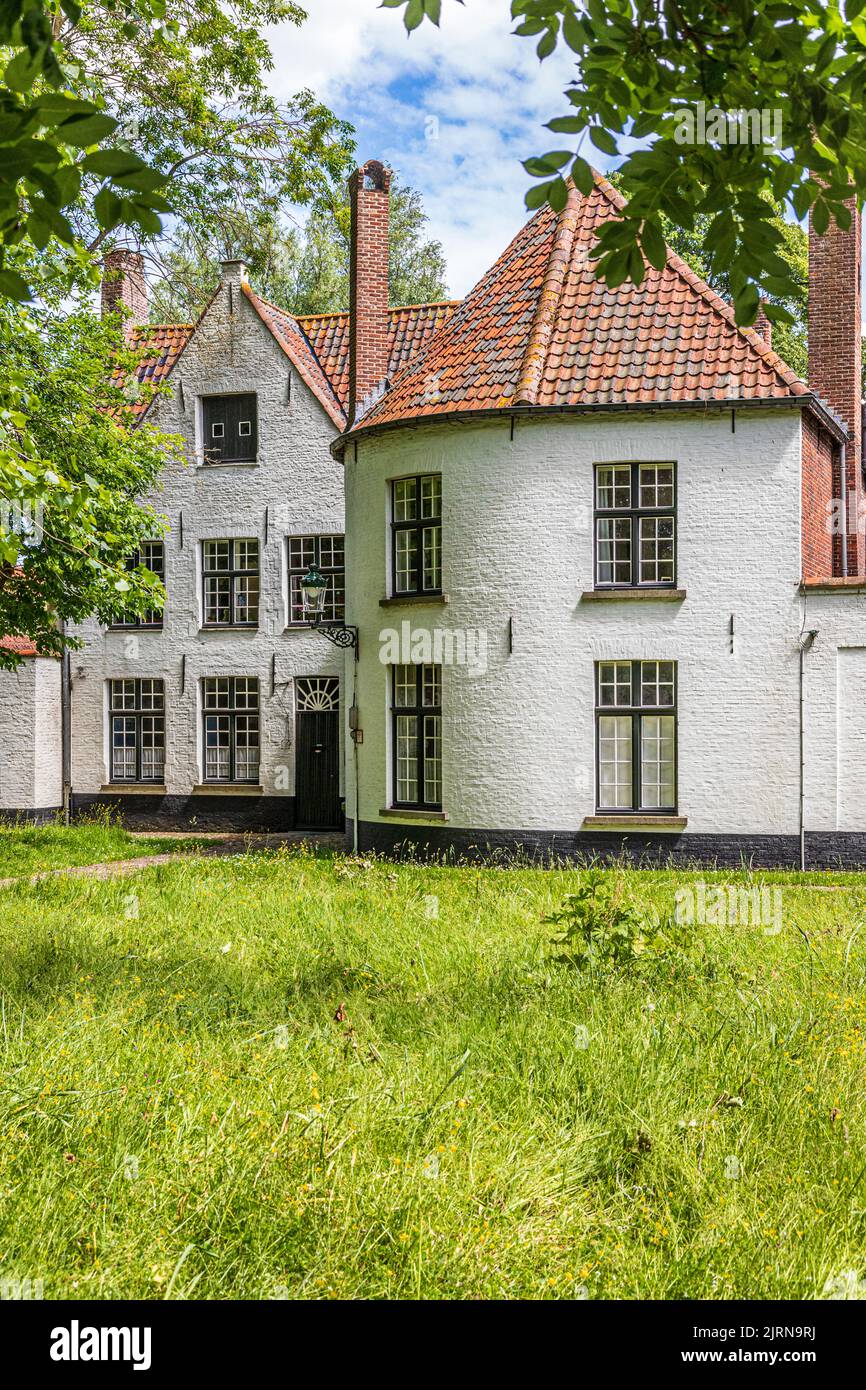 Der Begijnhof (Beginenhof), die Heimat der Beginen, emanzipierte Laienfrauen, die ein frommes und zölibatäres Leben führten, in Brügge, Belgien Stockfoto