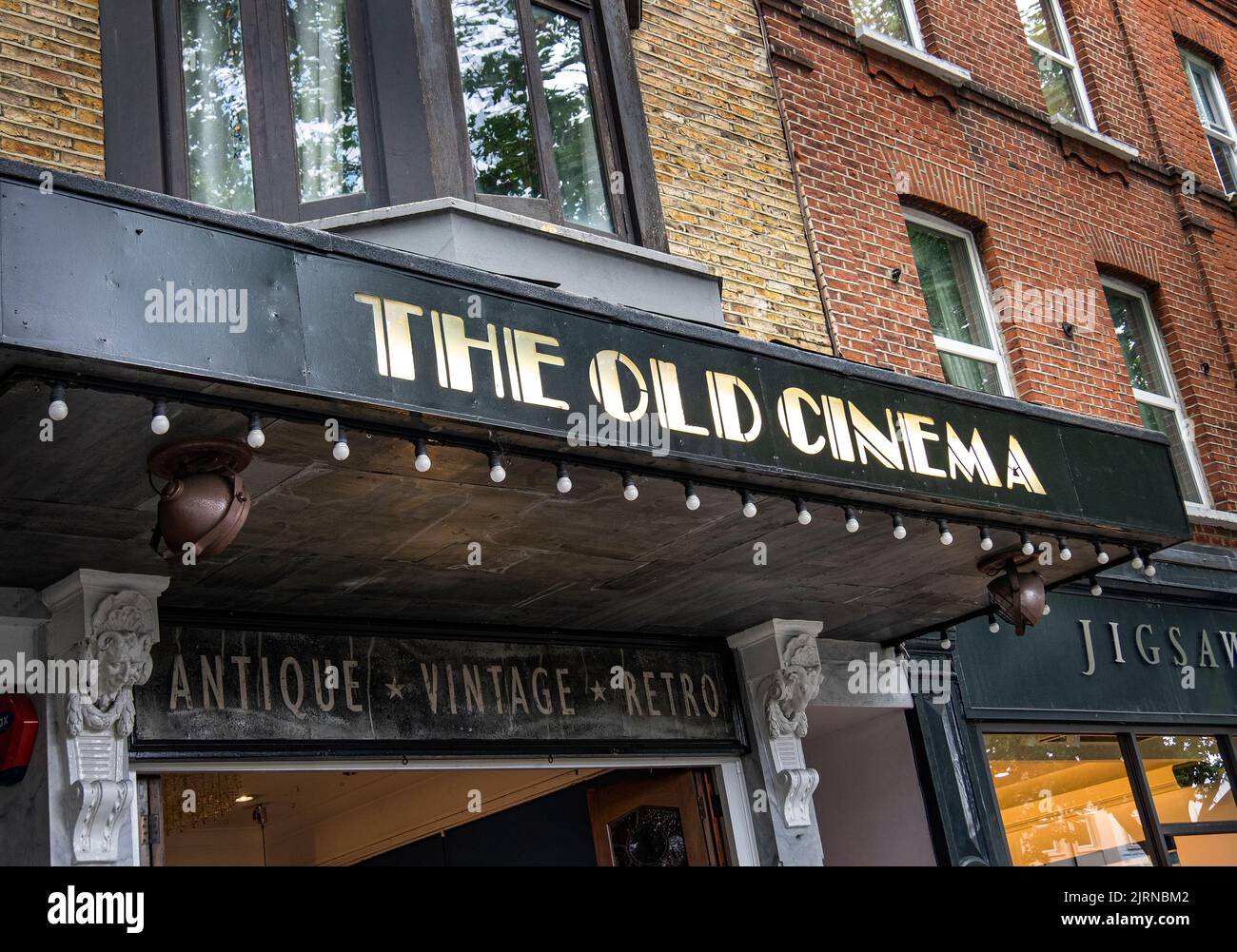 Das Old Cinema, ursprünglich ein Bilderhaus, ist heute aber ein Antiquitätenmarkt in der Chiswick High Street. Stockfoto