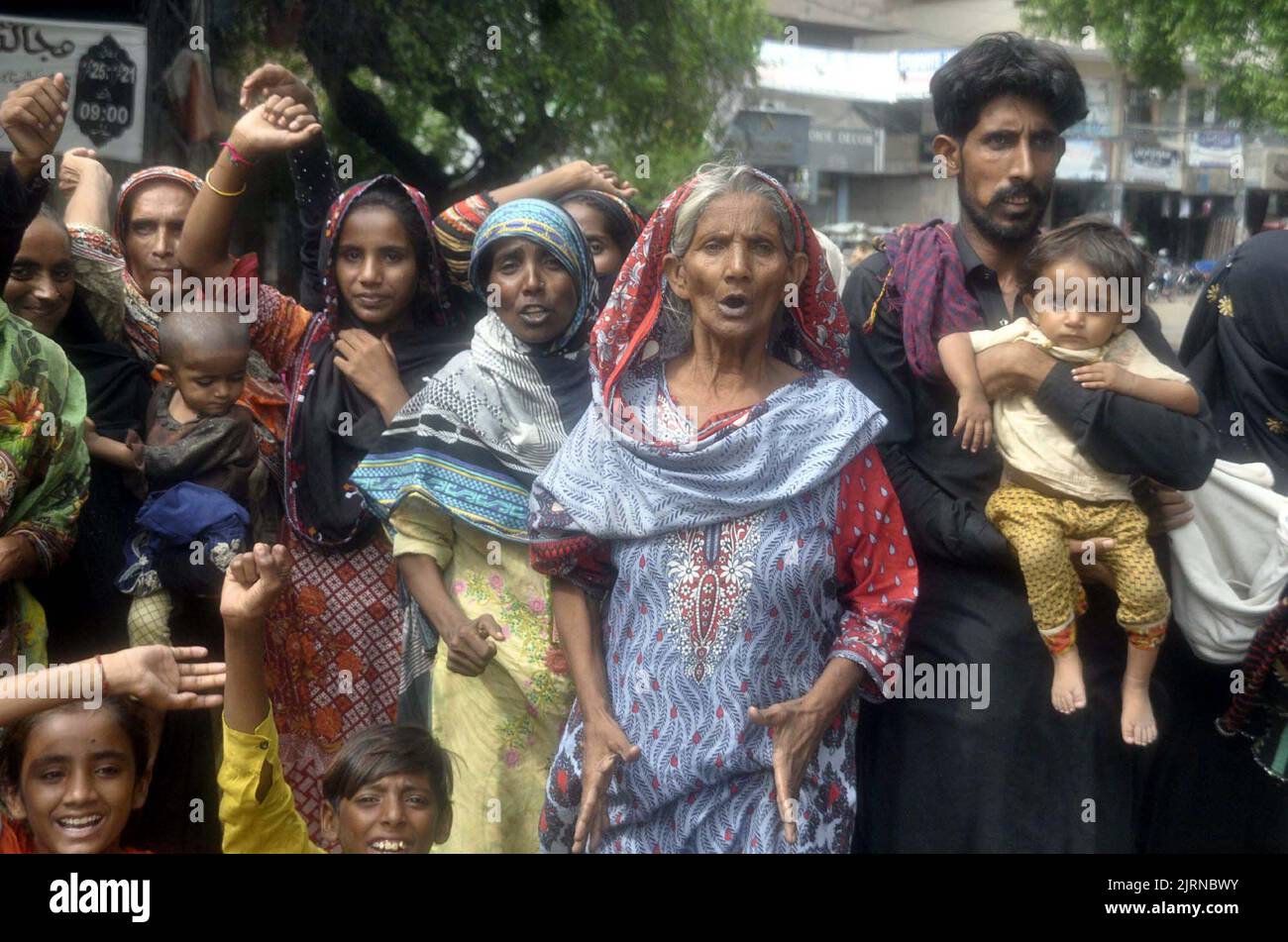 Die Bewohner von Husri veranstalten am Donnerstag, dem 25. August 2022, im Hyderabad-Presseclub eine Protestdemonstration gegen die hohe Händigkeit einflussreicher Menschen. Stockfoto