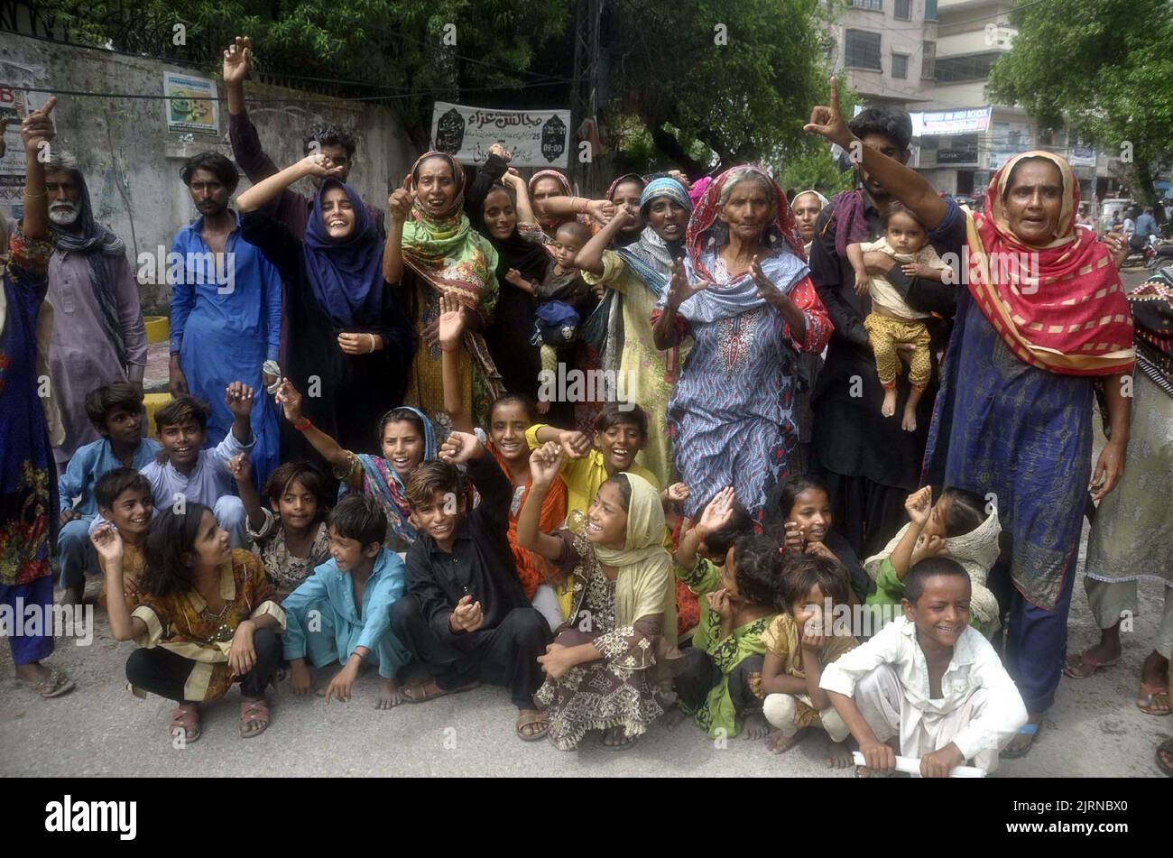 Die Bewohner von Husri veranstalten am Donnerstag, dem 25. August 2022, im Hyderabad-Presseclub eine Protestdemonstration gegen die hohe Händigkeit einflussreicher Menschen. Stockfoto
