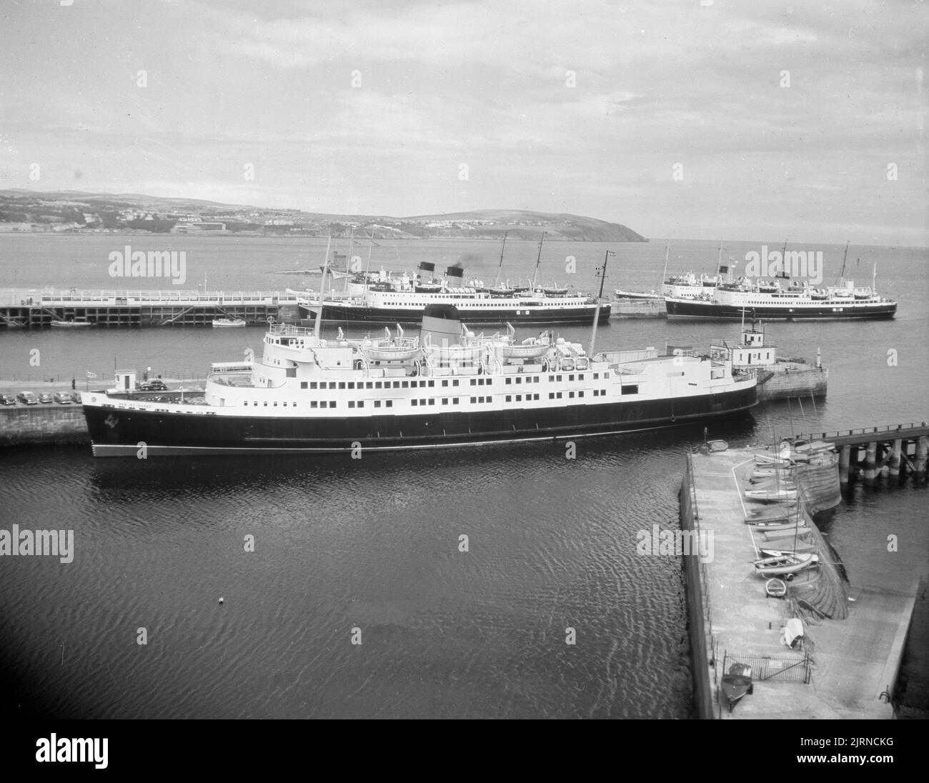 1950s, historisch, das Dampfschiff, Ben-my-Chre vertäute in einem Hafen. Sie war eine Passagierfähre, die 1927 auf der Cammell Laird Werft in Birkenhead, Liverpool, für die Isle of man Steam Packet Company gebaut wurde. Als Transportschiff wurde sie WW2 für den Dienst requiriert und machte drei Reisen nach Dunkirk und rettete über 4.000 Soldaten. Nach dem Krieg wurde sie umgerüstet und ihr Trichter verkürzt und blieb bis 1965 im Dienst. Stockfoto