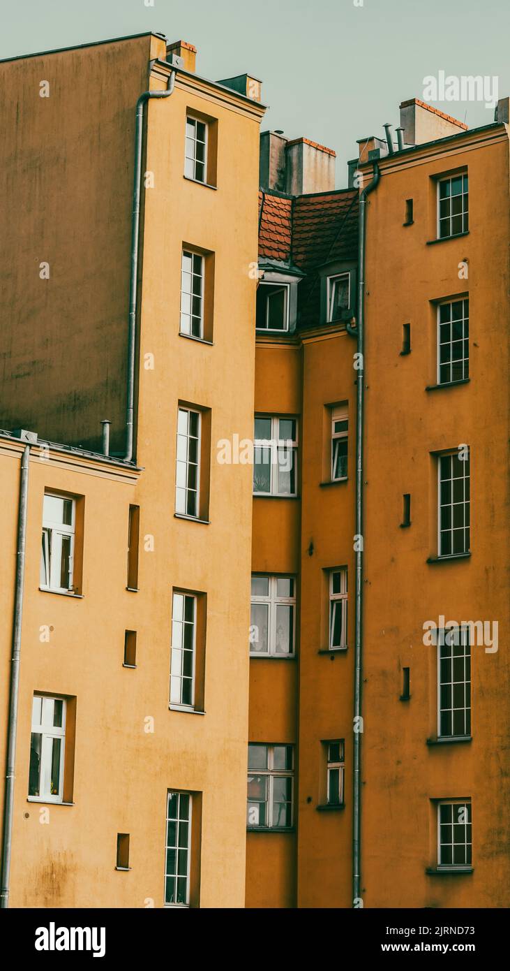 Eine vertikale Aufnahme von alten orangefarbenen Wohnhäusern auf der Tumski-Insel in Poznan, Polen Stockfoto