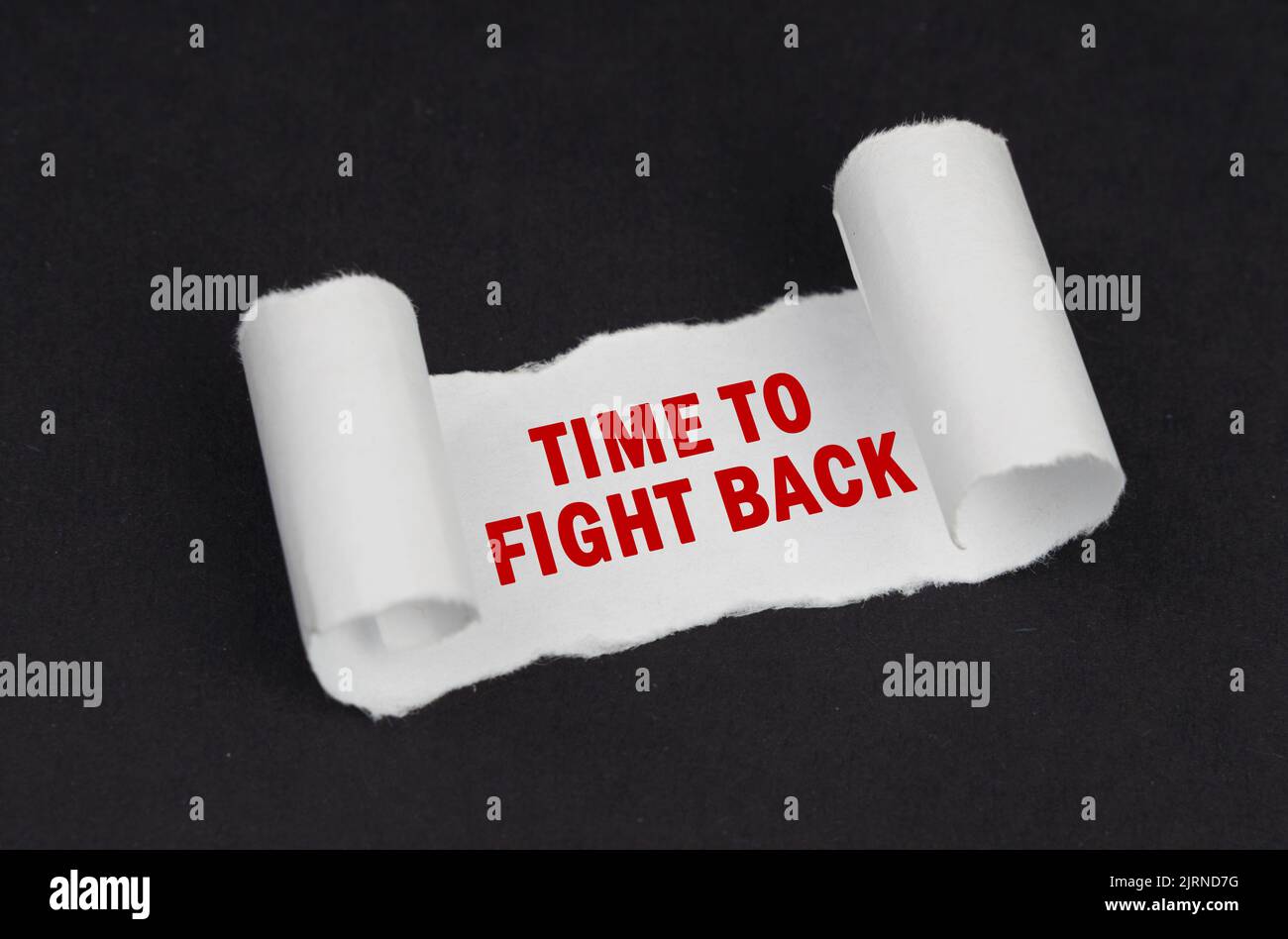 Auf einer schwarzen Oberfläche liegt ein weißes, verdrehtes Papier mit der Aufschrift - Time to Fight Back. Medizinisches Konzept. Stockfoto