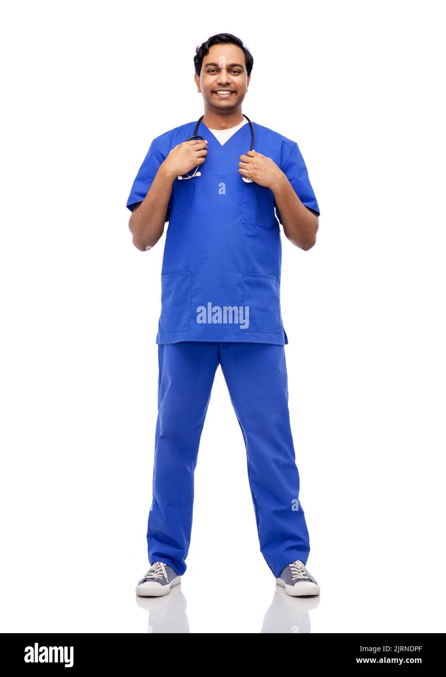 Lächelnd indischen männlicher Arzt mit Stethoskop Stockfoto