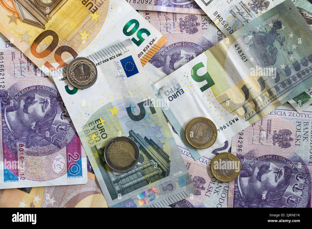 Collage aus Euro-Geld und polnischem Zloty. Polnische und europäische Münzen und Banknoten. Geschäfts- und Finanzkonzept. Stockfoto