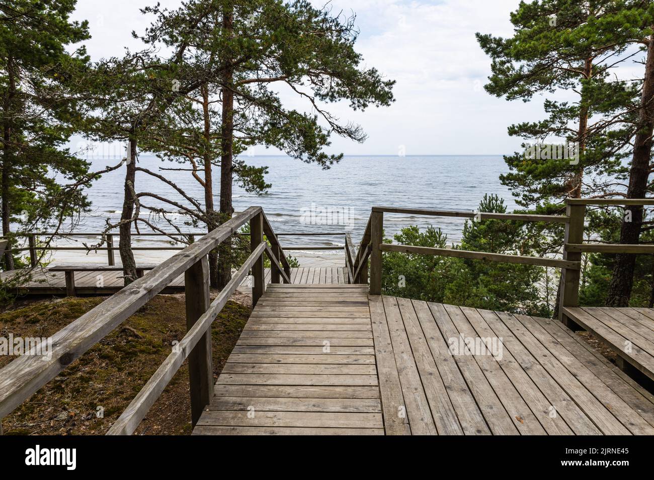 Eine hölzerne Plattform in der Nähe der Ostsee in Lettland Stockfoto