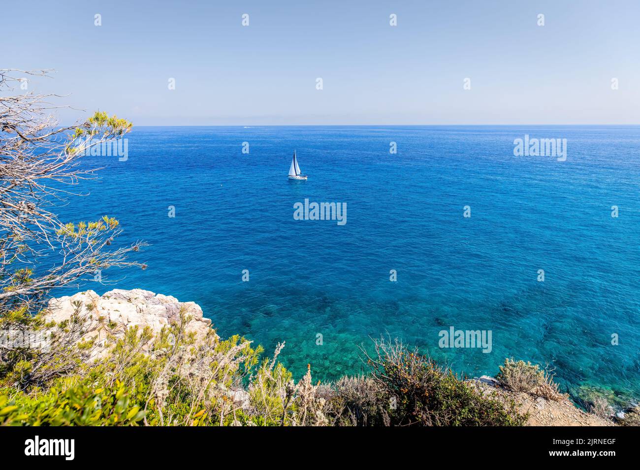 Wunderschöne mediterrane Meereslandschaft an der italienischen Riviera. Varigotti, Ligurien. Stockfoto