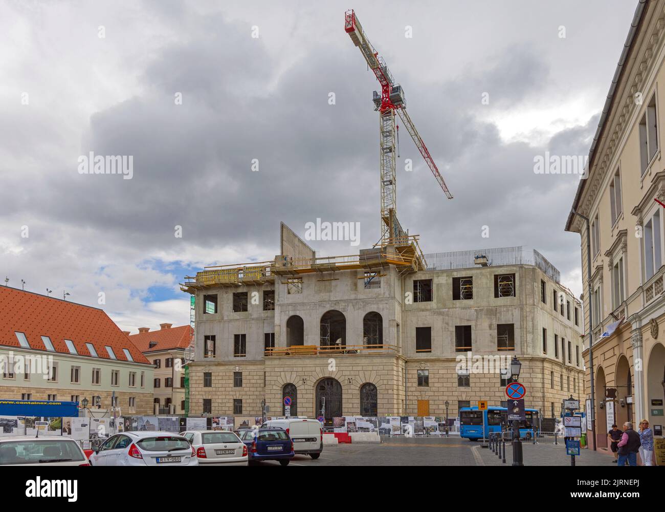 Budapest, Ungarn - 31. Juli 2022: Baustelle im historischen Budaer Burgpalast von Erzherzog Joseph Renovierung und Betonbau. Stockfoto