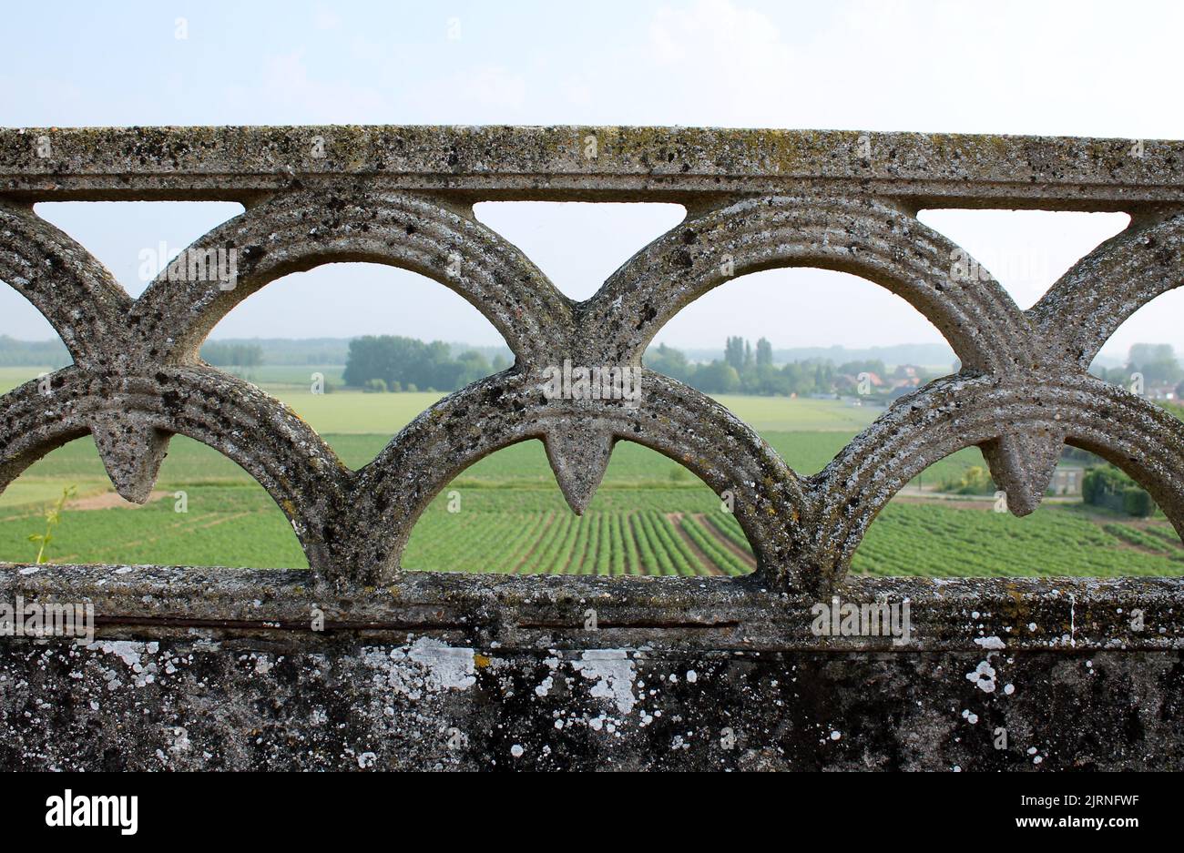 Sehr aufwändiger Friedhof auf dem französischen Land Stockfoto