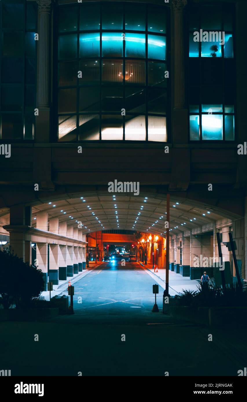 Ein beleuchteter Tunnel bei Nacht in Atlantic City, New Jersey Stockfoto