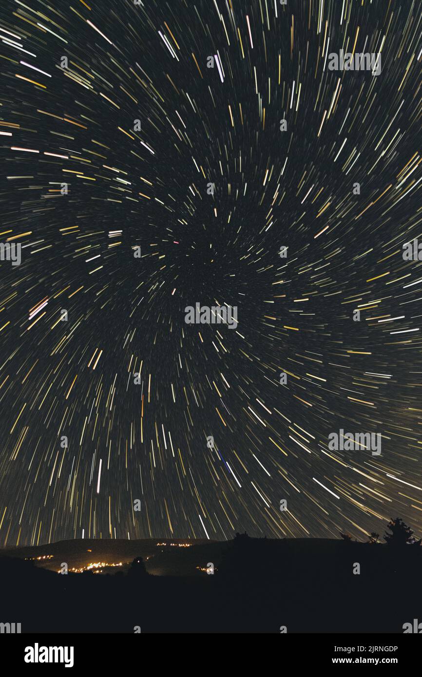 Die Landschaft der Bergregion bei Nacht mit dem Wirbelstern führt über Europa in Deutschland Stockfoto
