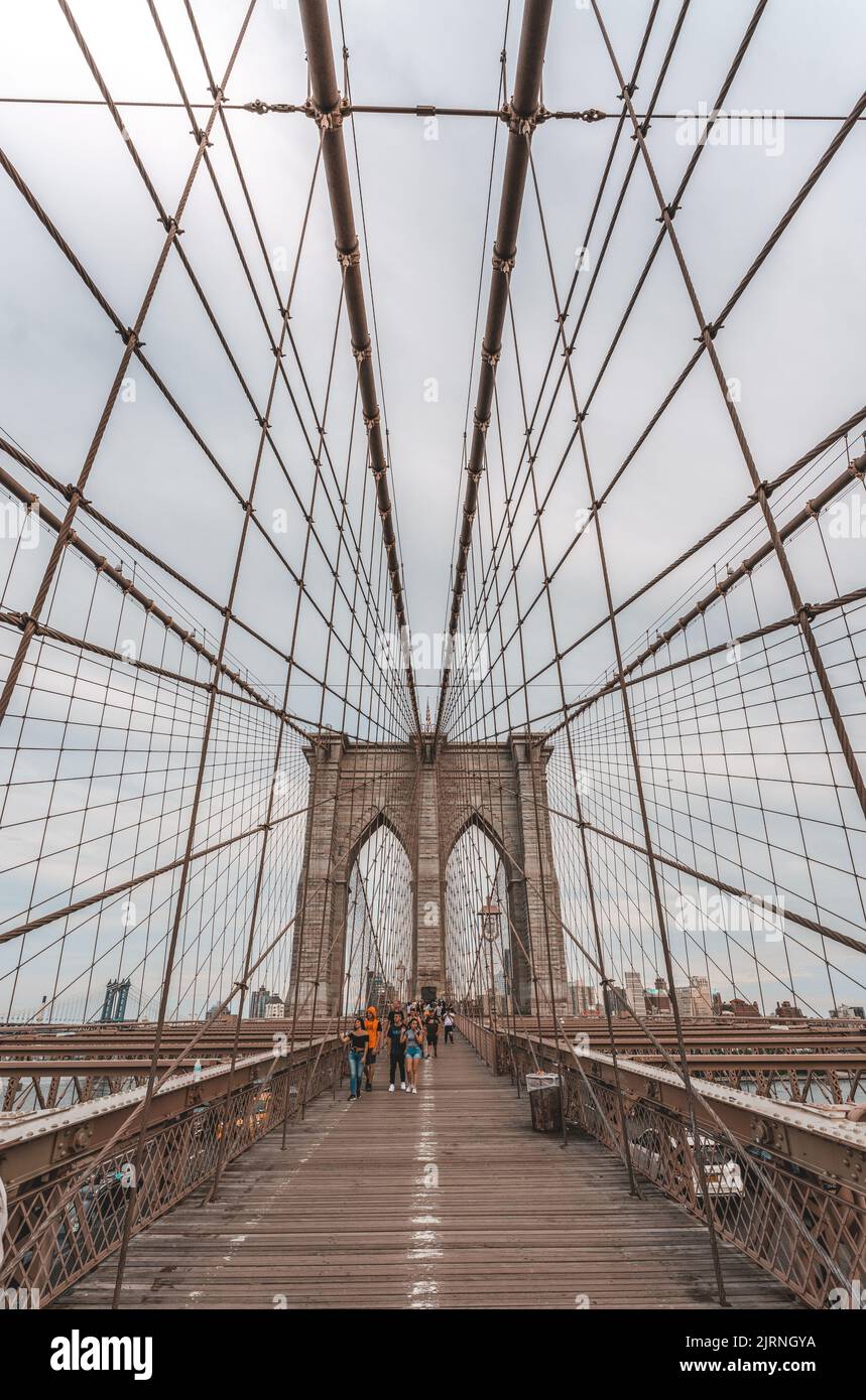 Eine vertikale symmetrische Aufnahme der Brooklyn Bridge, New York Stockfoto