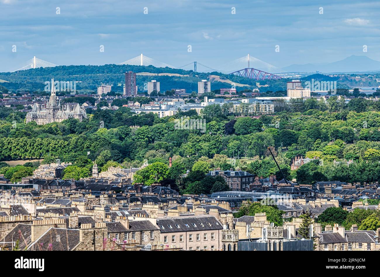 Blick über die Dächer zu den vierten Brücken an einem sonnigen Tag mit Fettes College, Edinburgh, Schottland, Großbritannien Stockfoto