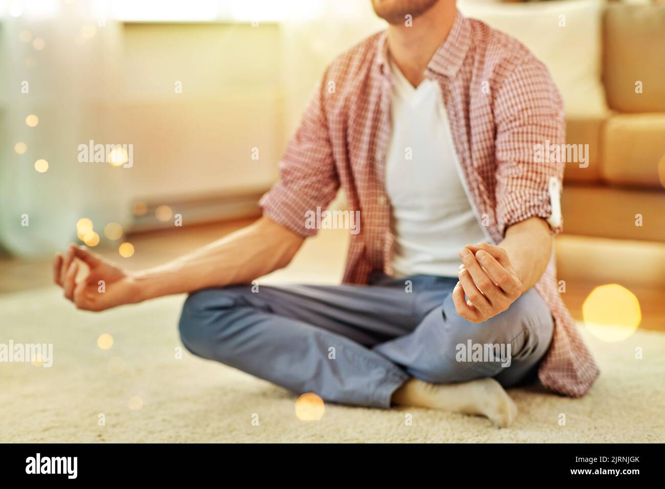 Nahaufnahme eines zu Hause meditierenden Mannes Stockfoto