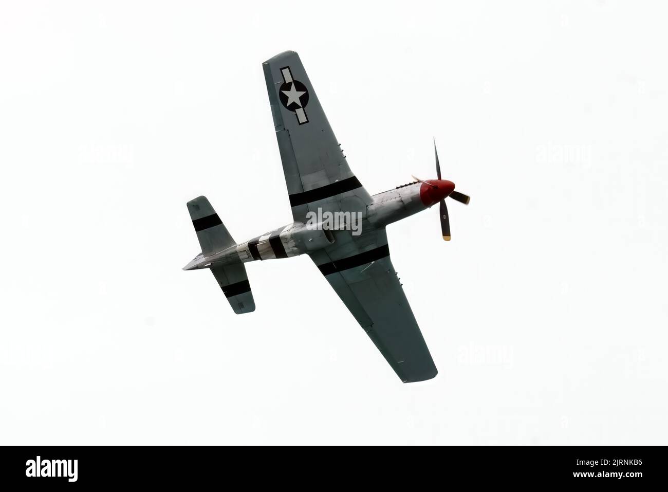 Eastbourne, East Sussex, Großbritannien. Mit dem North American P-51 Mustang, dem Vorbeiflug auf der jährlichen Eastbourne International Airshow vom Strand in Eastbourne aus gesehen. 21.. August 2022. Credit David Smith/Alamy Live News Stockfoto