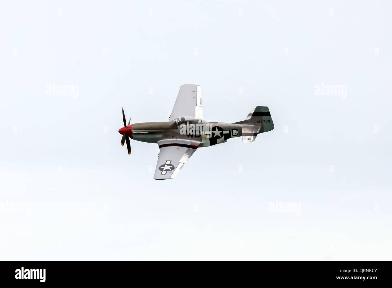 Eastbourne, East Sussex, Großbritannien. Mit dem North American P-51 Mustang, dem Vorbeiflug auf der jährlichen Eastbourne International Airshow vom Strand in Eastbourne aus gesehen. 21.. August 2022. Credit David Smith/Alamy Live News Stockfoto