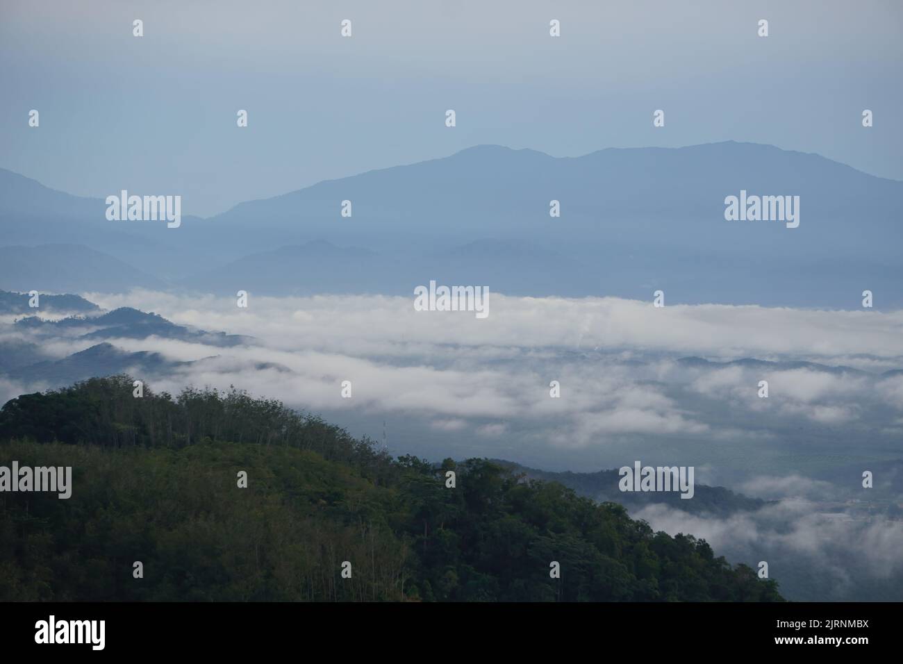 Ein kühlender Blick auf die Morgenwolken über den Hügeln Stockfoto