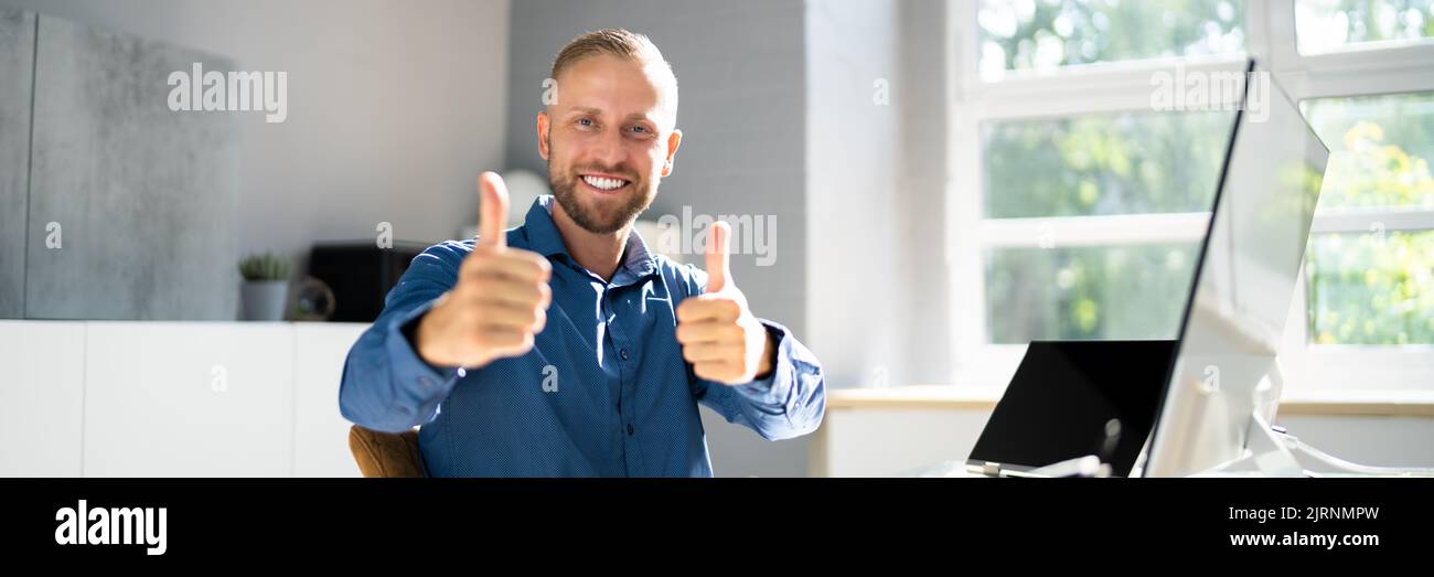 Junger Glücklicher Geschäftsmann Bei Videokonferenzen Stockfoto