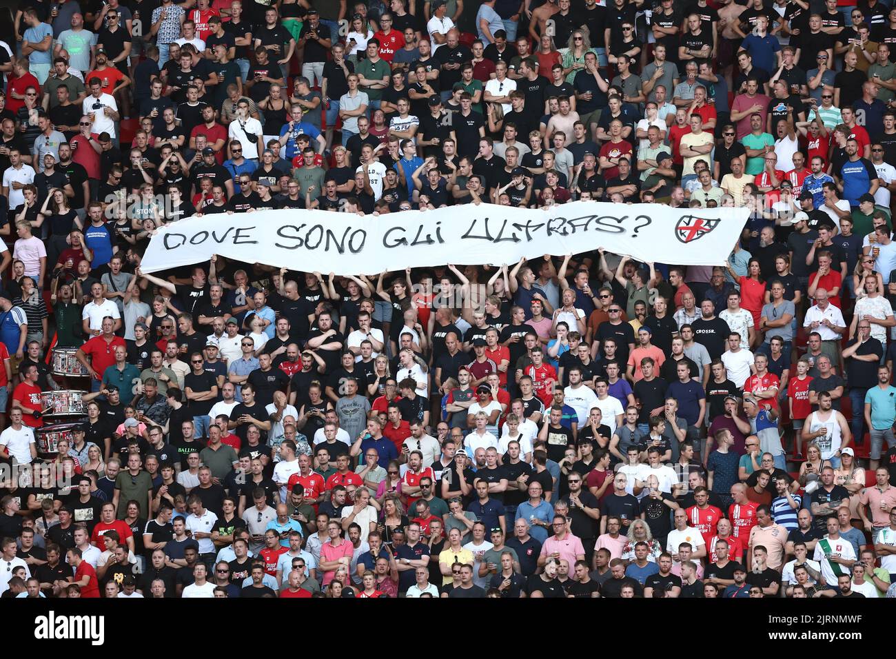 ENSCHEDE - Banner während des Play-off-Spiels der UEFA Conference League zwischen dem FC Twente und Fiorentina im Stadion De Grolsch Veste am 25. August 2022 in Enschede, Niederlande. ANP VINCENT JANNINK Stockfoto