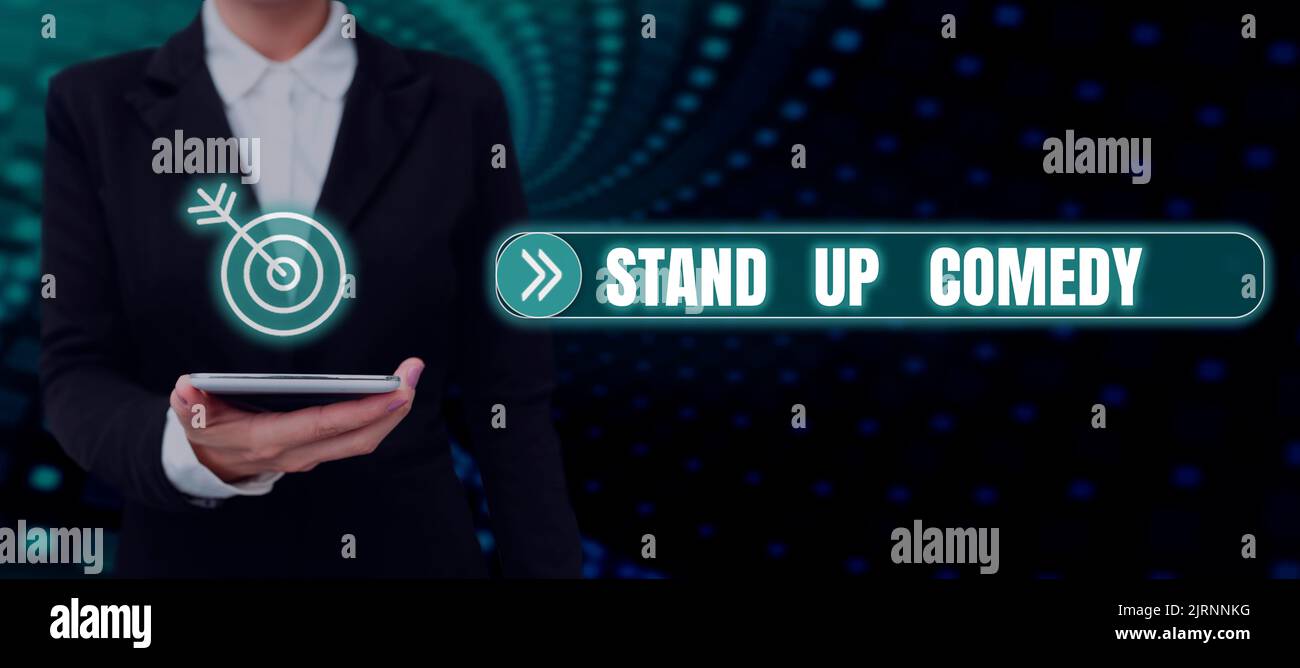 Schreiben Anzeige Text Stand Up Comedy. Konzeptfoto Comedian, der vor dem Live-Publikum spricht Geschäftsmann mit zwei Fingern zeigt Stockfoto