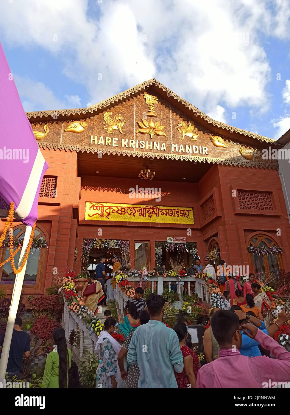 Die Menschen versammelten sich in Hare Krishna Mandir während Krishna Janmashtami, einem