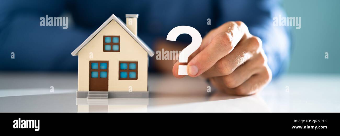 Immobilienhaus Hypothek Fragen. Beratung Und Fragen Stockfoto