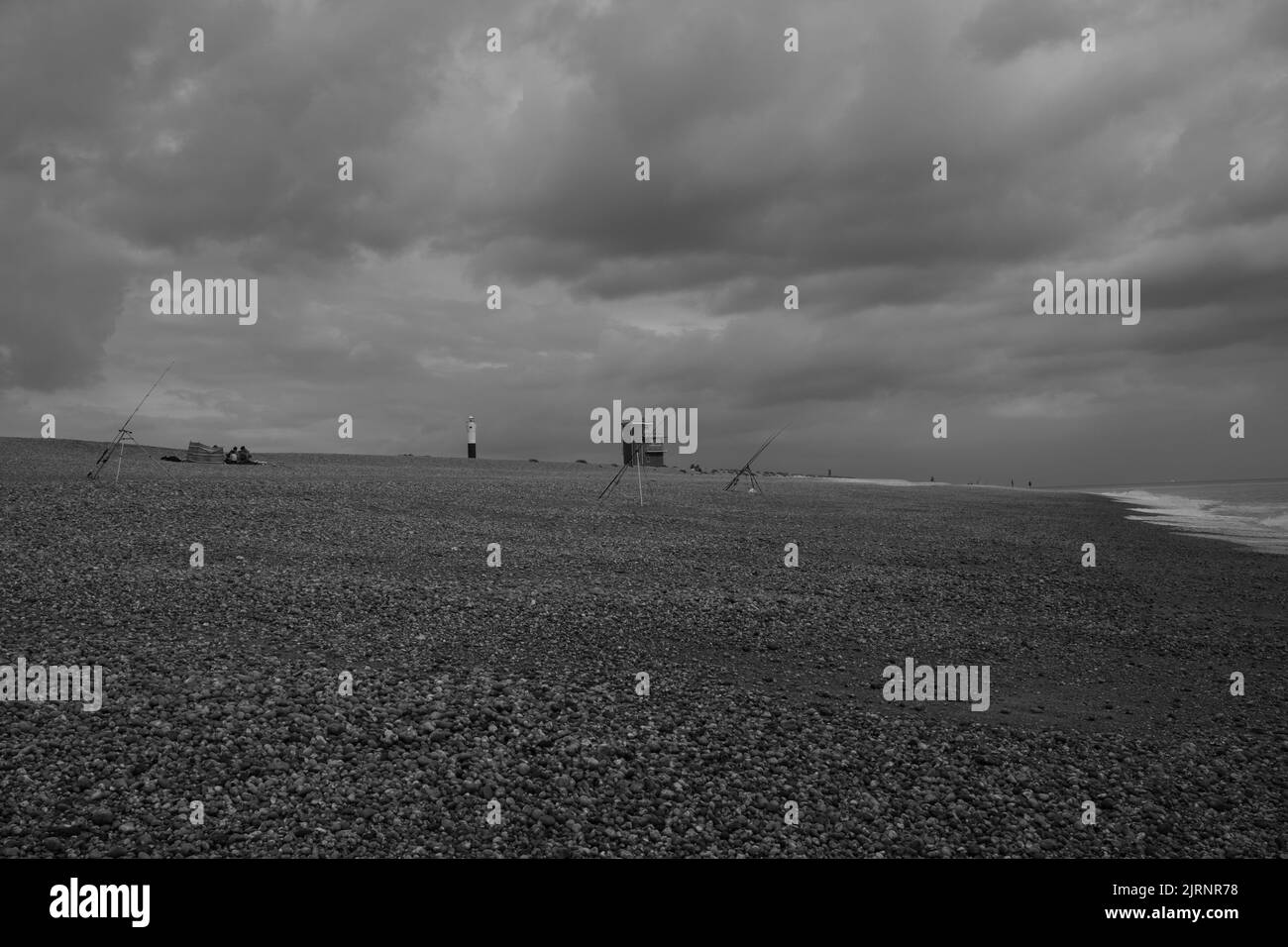 Angelruten am Dungeness Beach, Kent Stockfoto