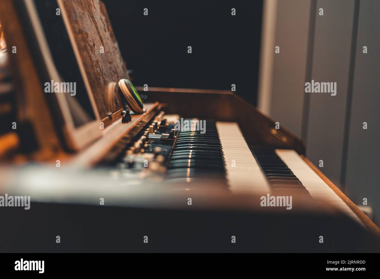 Eine Nahaufnahme eines digitalen Klaviers mit Stockfoto