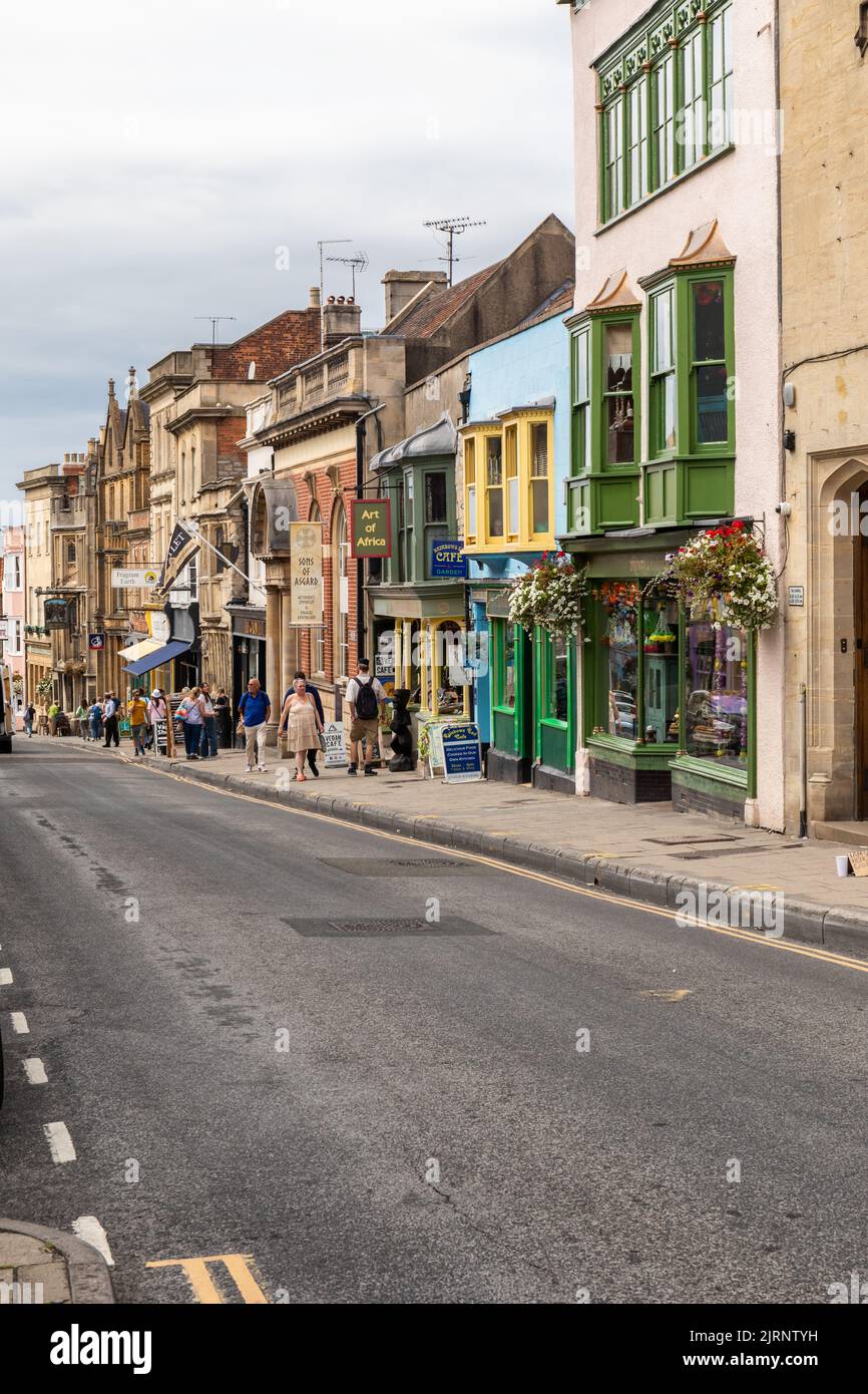 Farbenfrohe Gebäude und Geschäfte in der Hauptstraße von Glastonbury, Somerset, England, Großbritannien Stockfoto