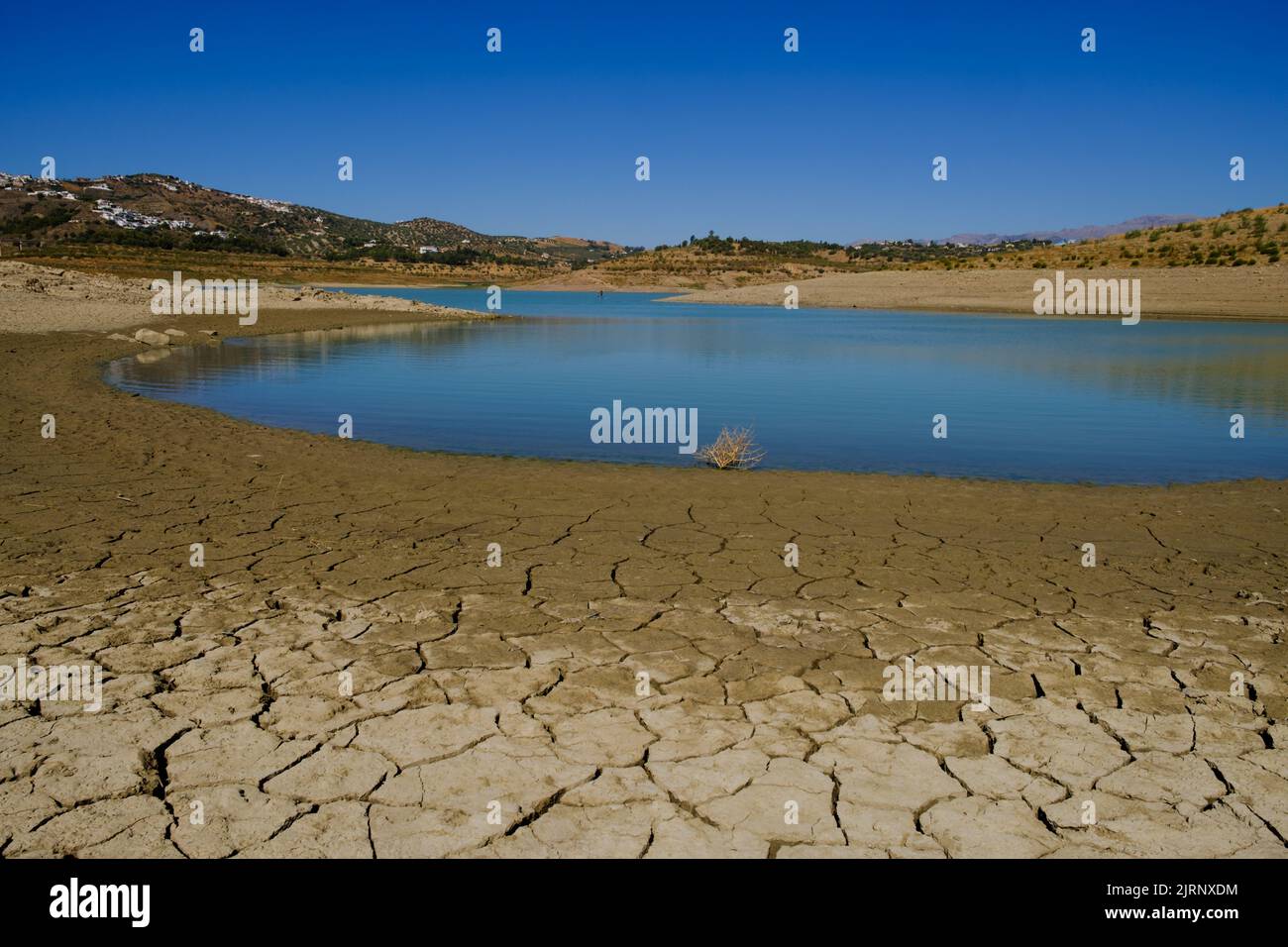 Trockenheit und sehr niedriger Wasserstand im Vinuela-Stausee in einer sehr trockenen Region von Axarquia, Malaga, Spanien Stockfoto