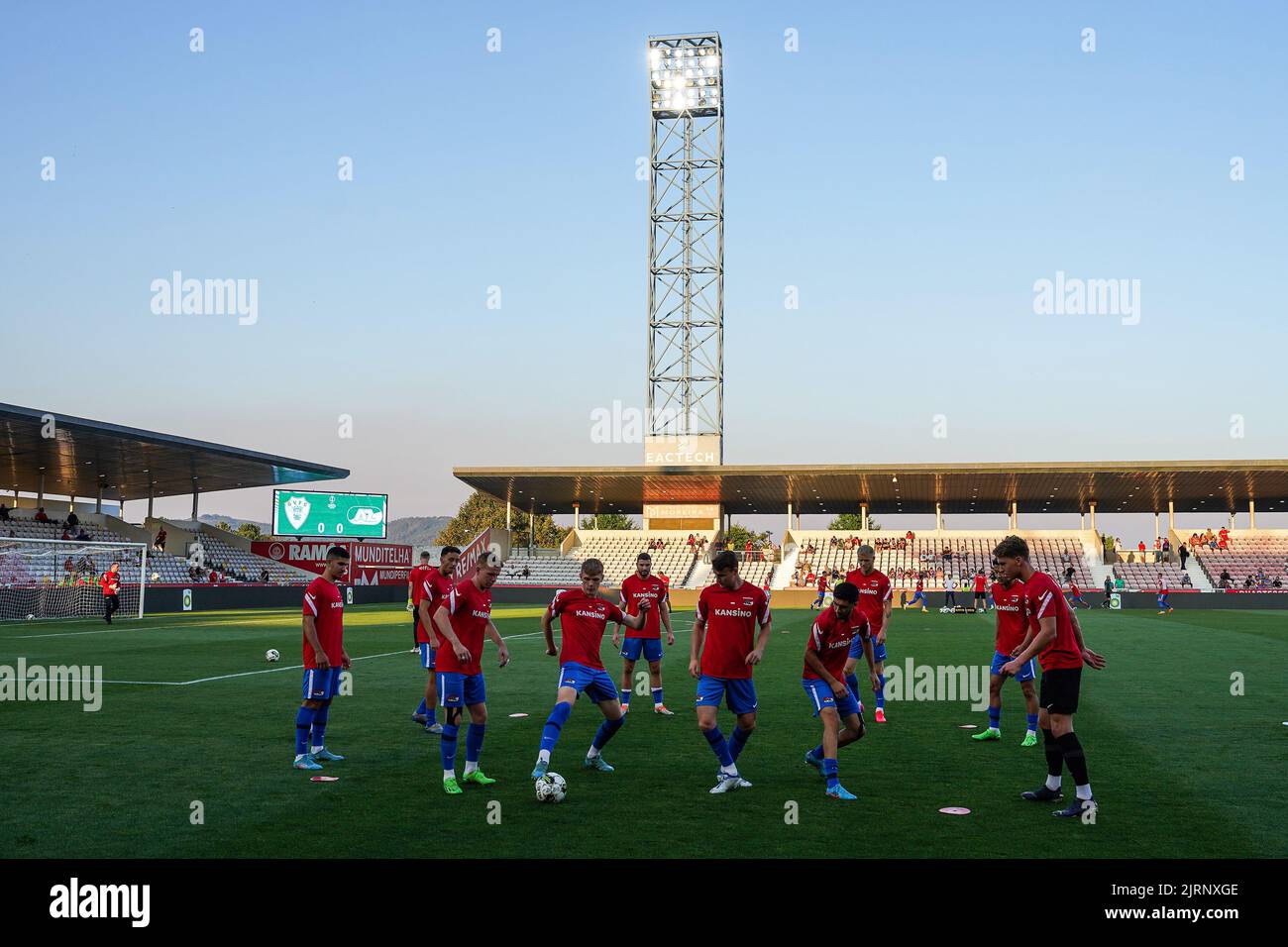 BARCELOS - Spieler von AZ Alkmaar während des Play-off-Spiels der UEFA Conference League zwischen GIL Vicente und AZ Alkmaar im Estadio Cidade de Barcelos am 25. August 2022 in Barcelos, Portugal. ANP ED DER POL Stockfoto