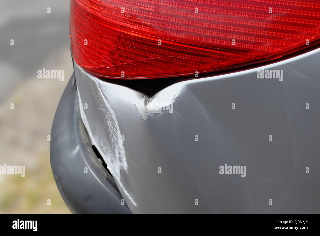 Nahaufnahme von Unfallschäden an der Rückseite eines Autos Stockfoto